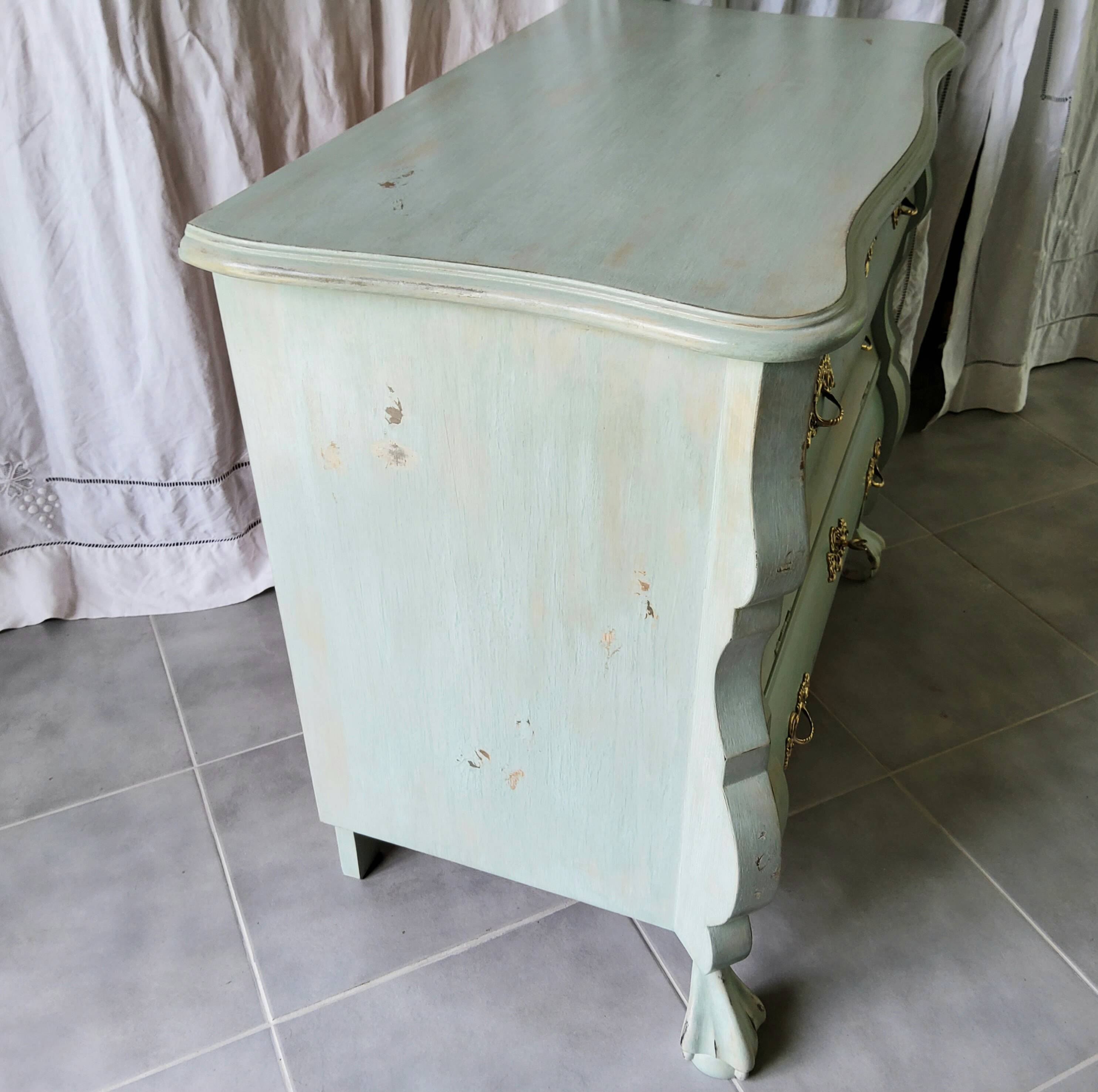 Commode galbée patinée