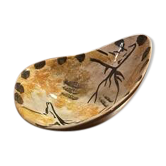 tripod cup with parietal decoration