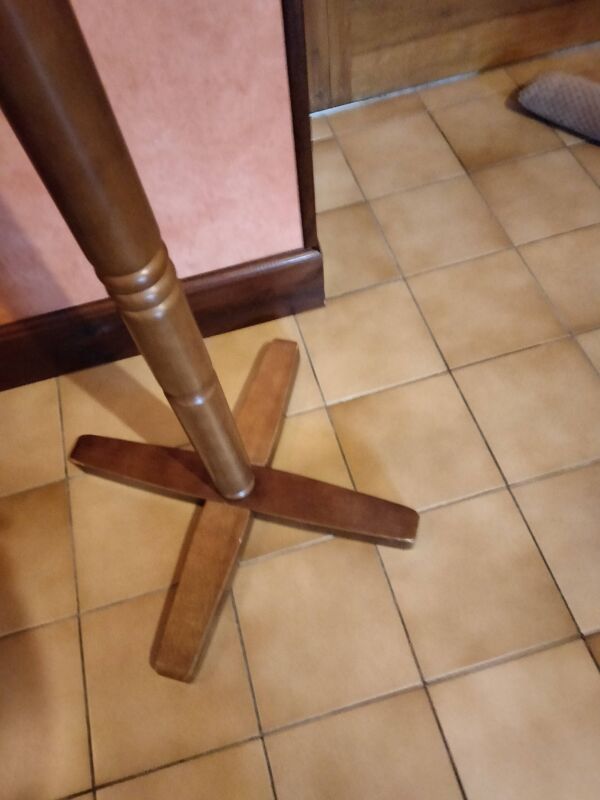 Porte-manteau sur pied