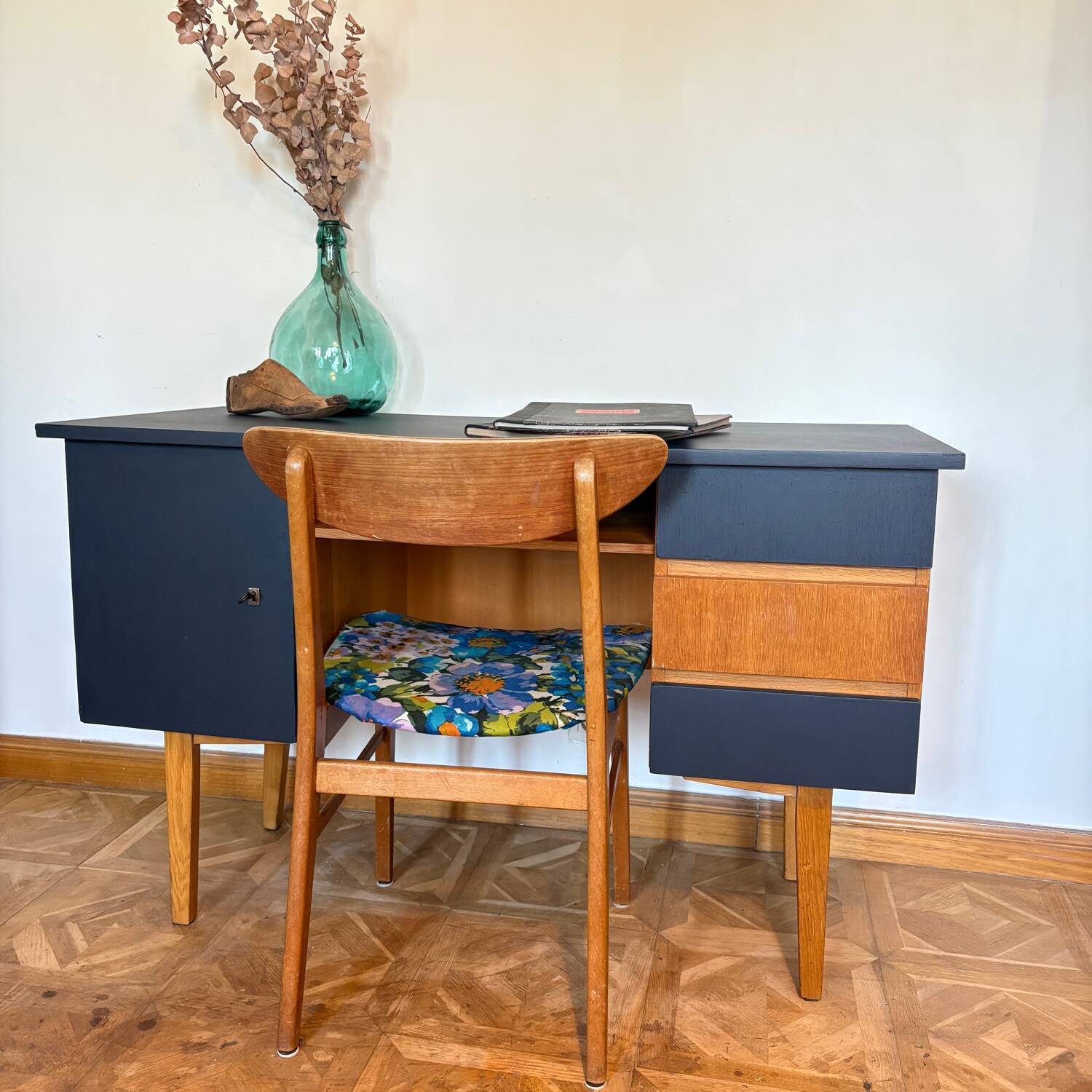 Adult desk with compass feet