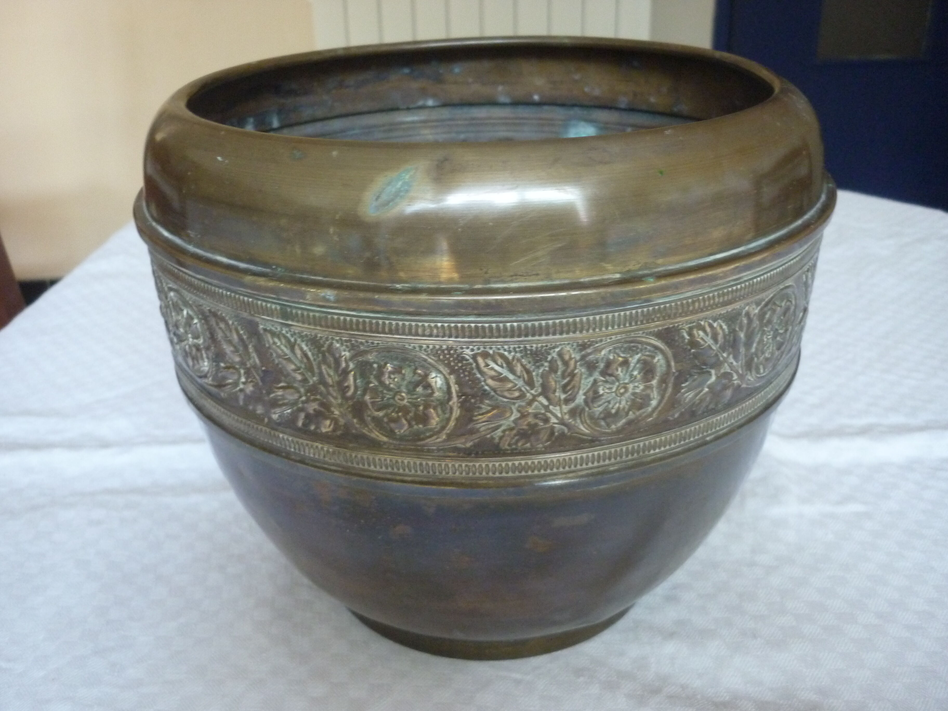 Cache pot brass floral décor