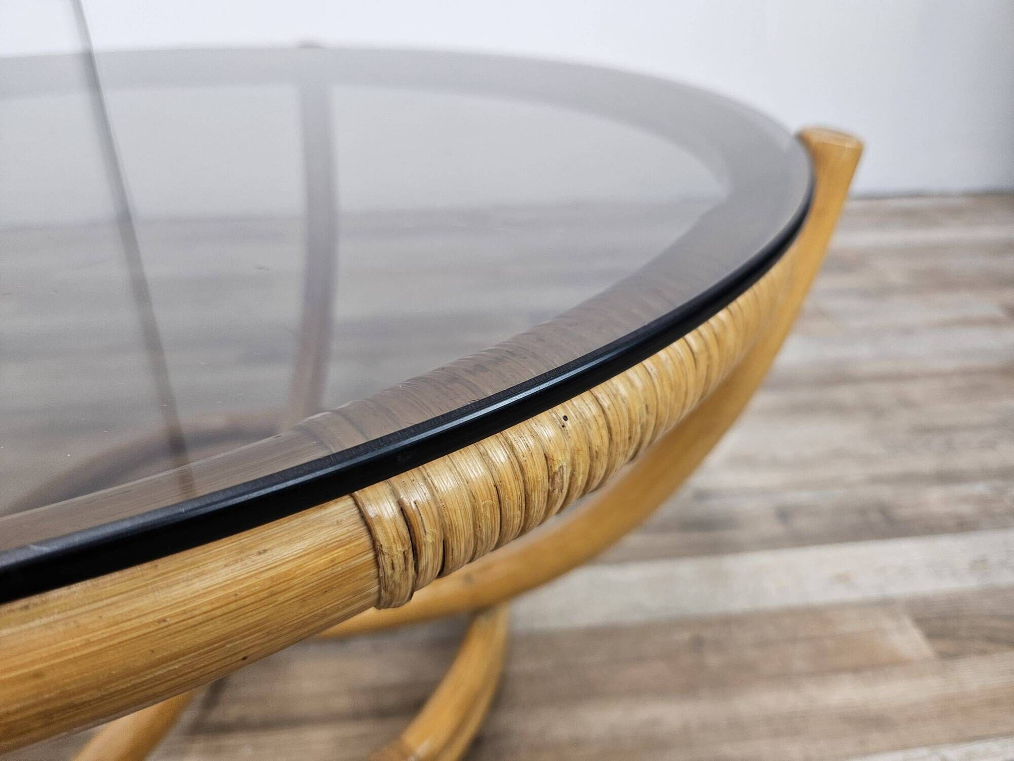 Table basse ronde vintage en bambou et verre fumé