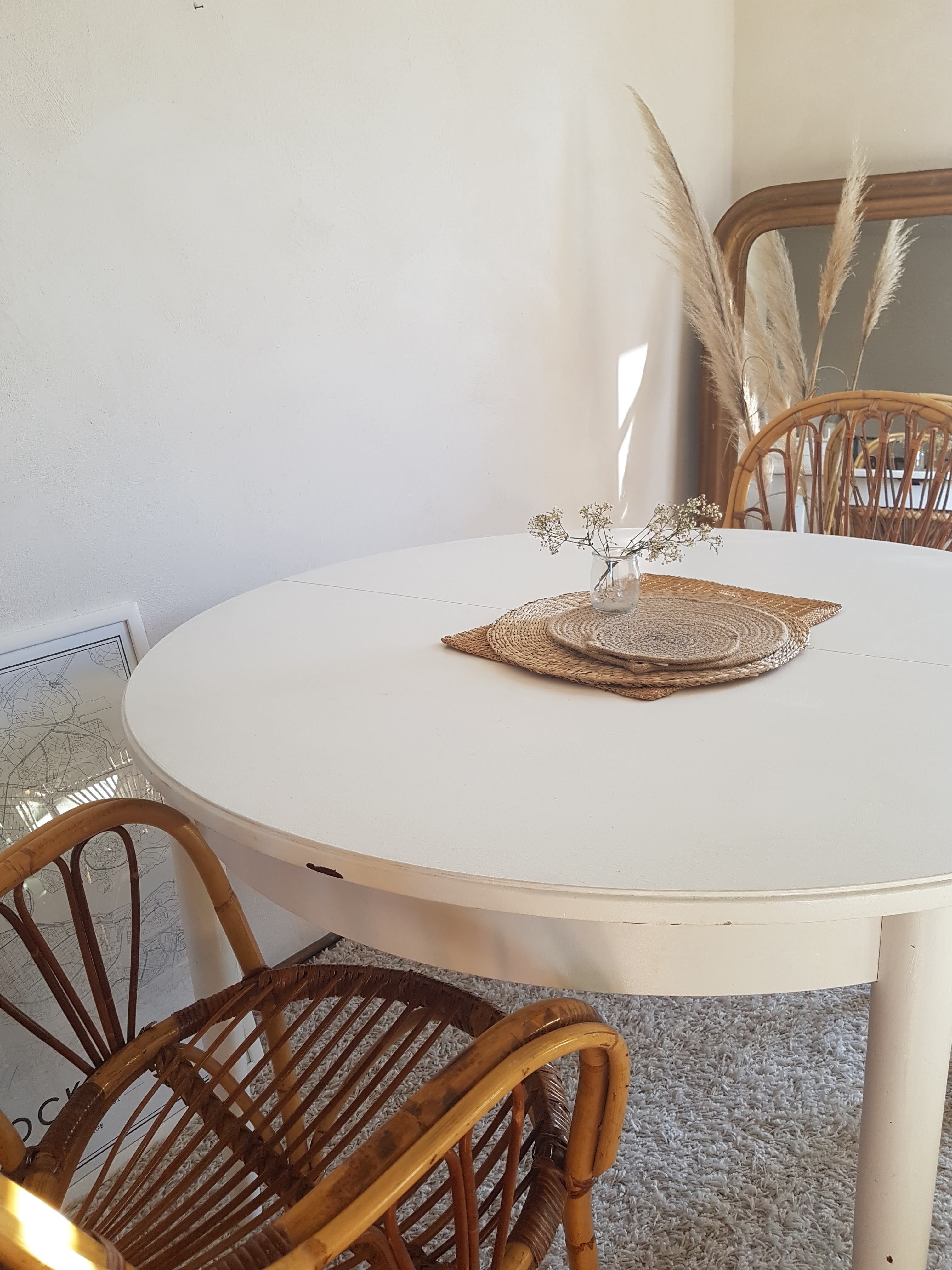 Scandinavian extendable table with butterfly extensions