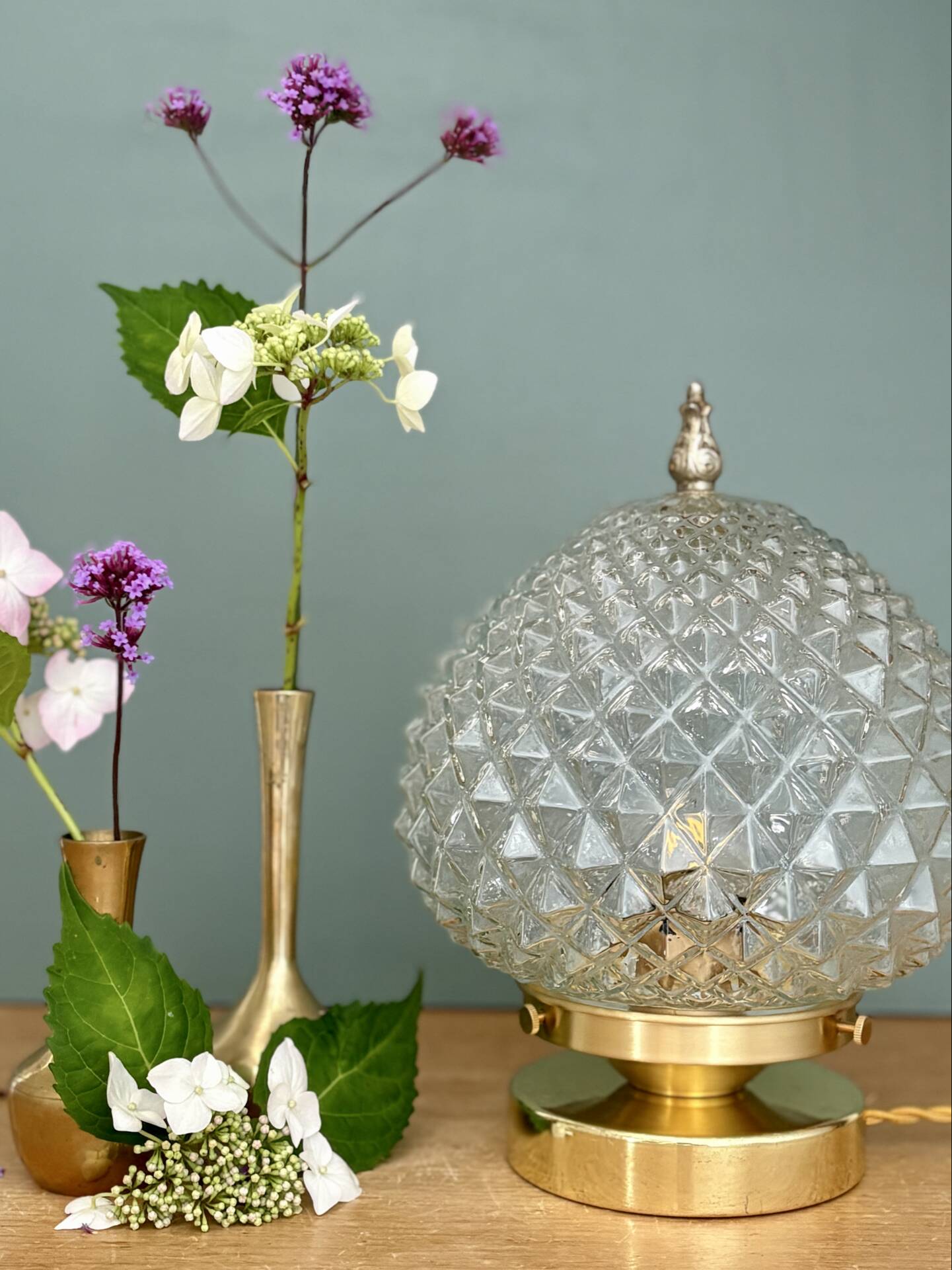 Lampe à poser globe vintage en verre moulé pointes de diamant