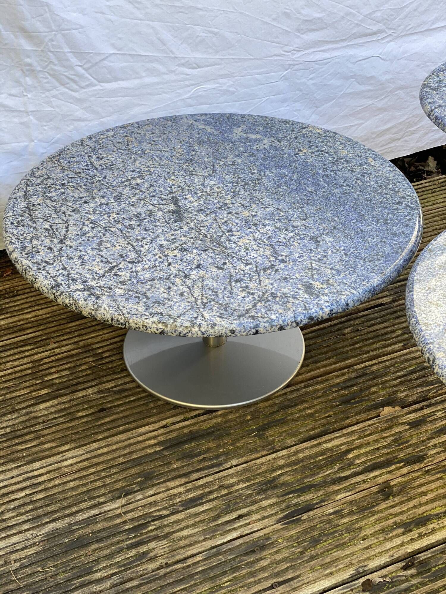 Trio de tables basses en granit et acier inoxydable