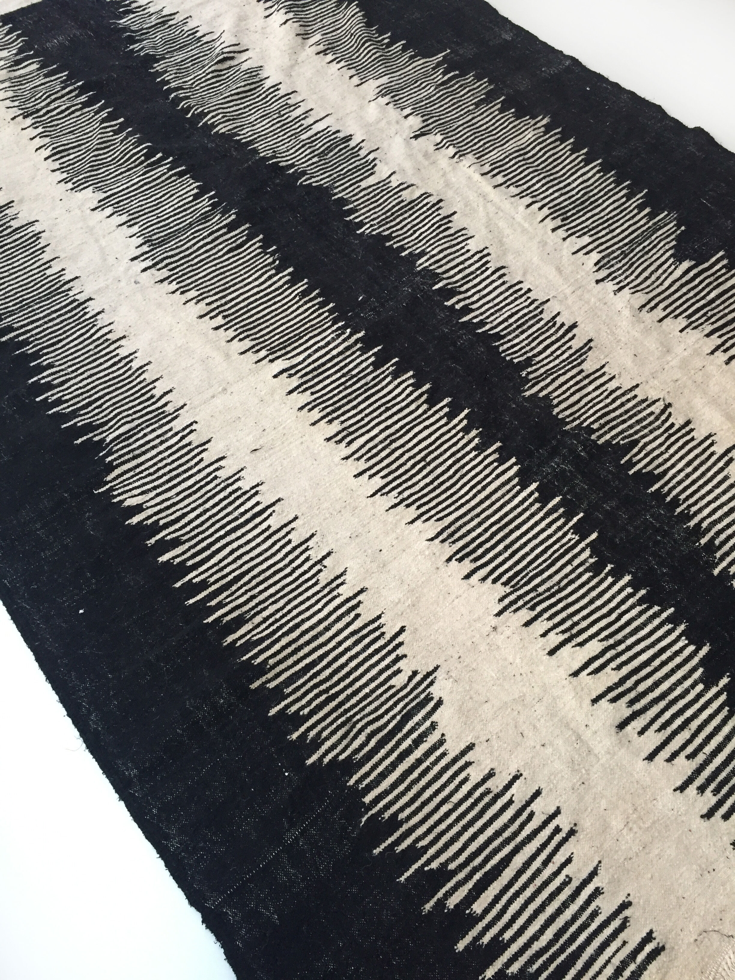 Tapis Kilim berbère marocain écru et noir 292x193cm
