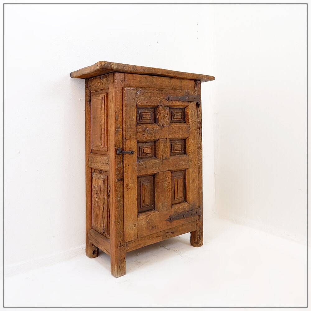 Armoire rustique en bois avec porte à panneau sculpté et ferrures en fer - Espagne, début XIXe siècle