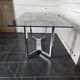 Table en métal chromé dessus verre fumé