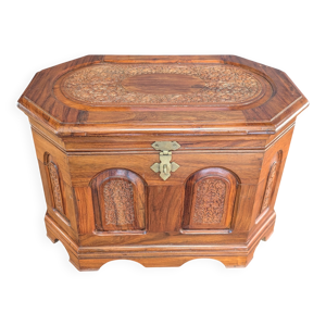 Coffre artisanal en bois