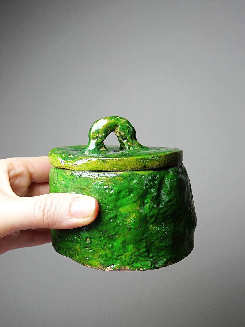 Petite boîte en céramique émaillée verte style brutaliste artisanat vintage