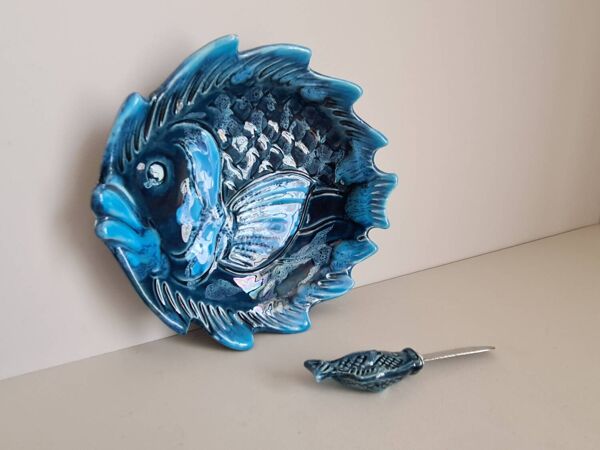 Beurrier en céramique bleue à décor de poisson et son couteau signés Vallauris, 1960