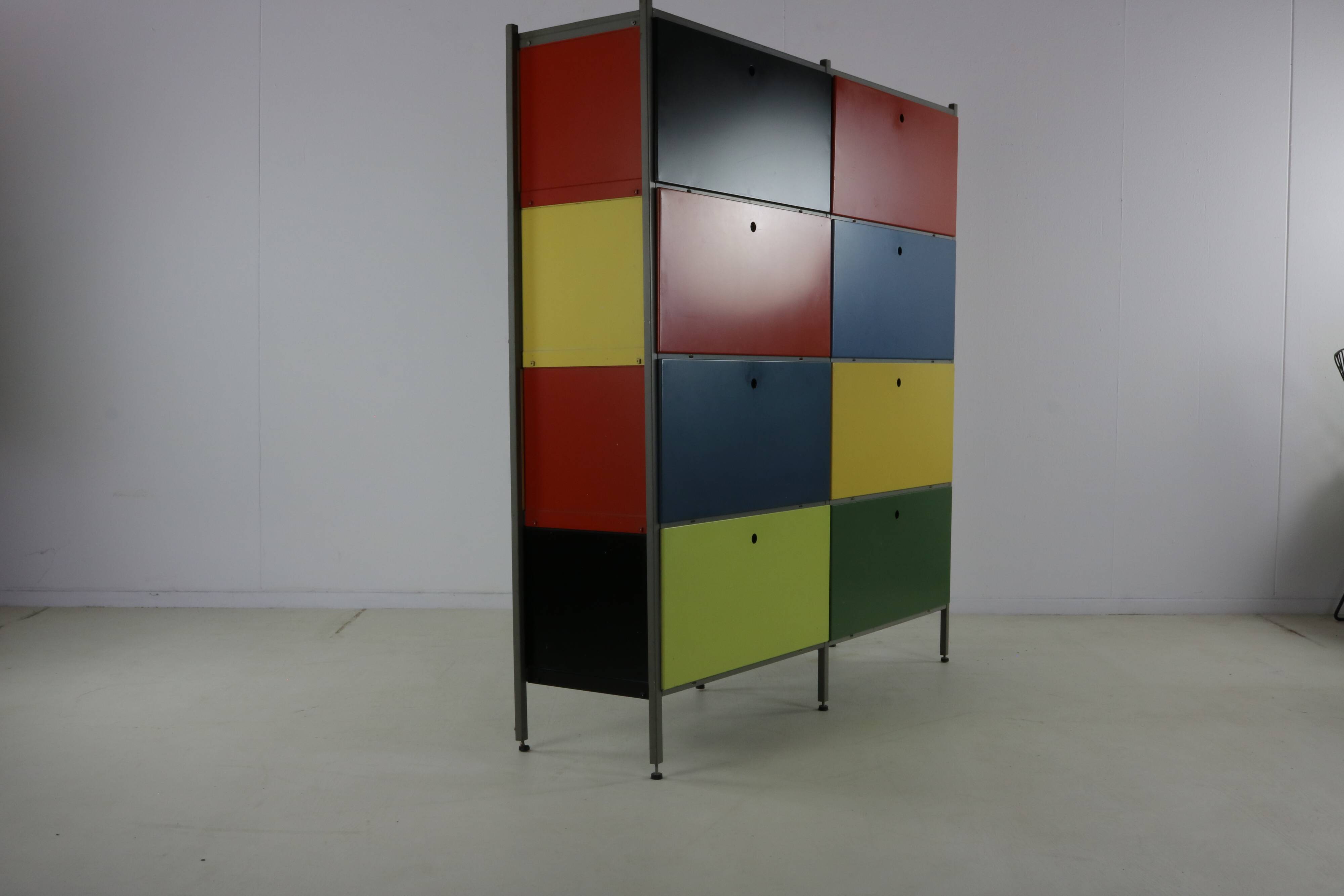 Rangement mural coloré des années 50 par Wim Rietveld pour Gispen