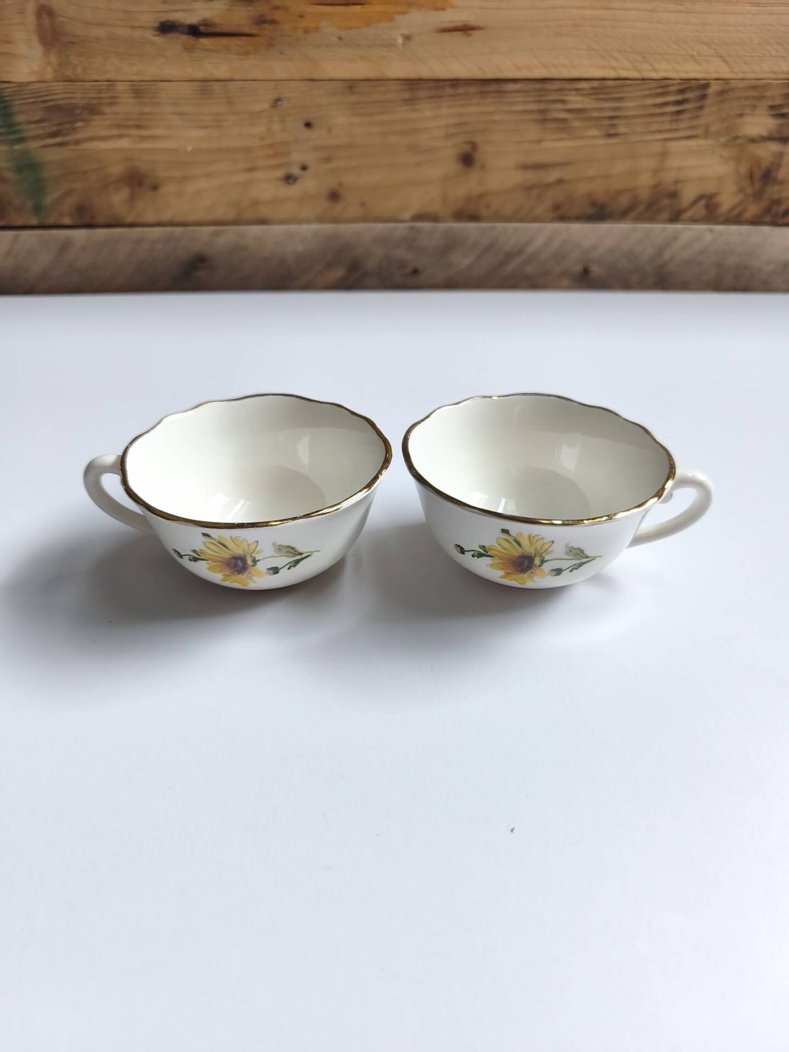 Set of 8 vintage cups with saucers Gien daisies.