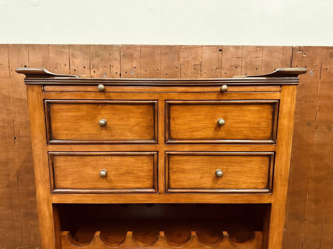 Armoire à vin anglaise classique