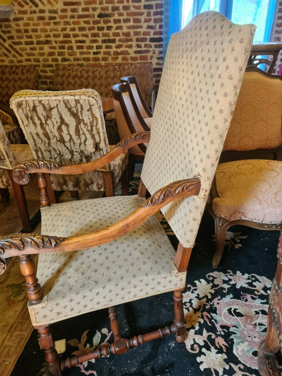 Fauteuil style renaissance en noyer