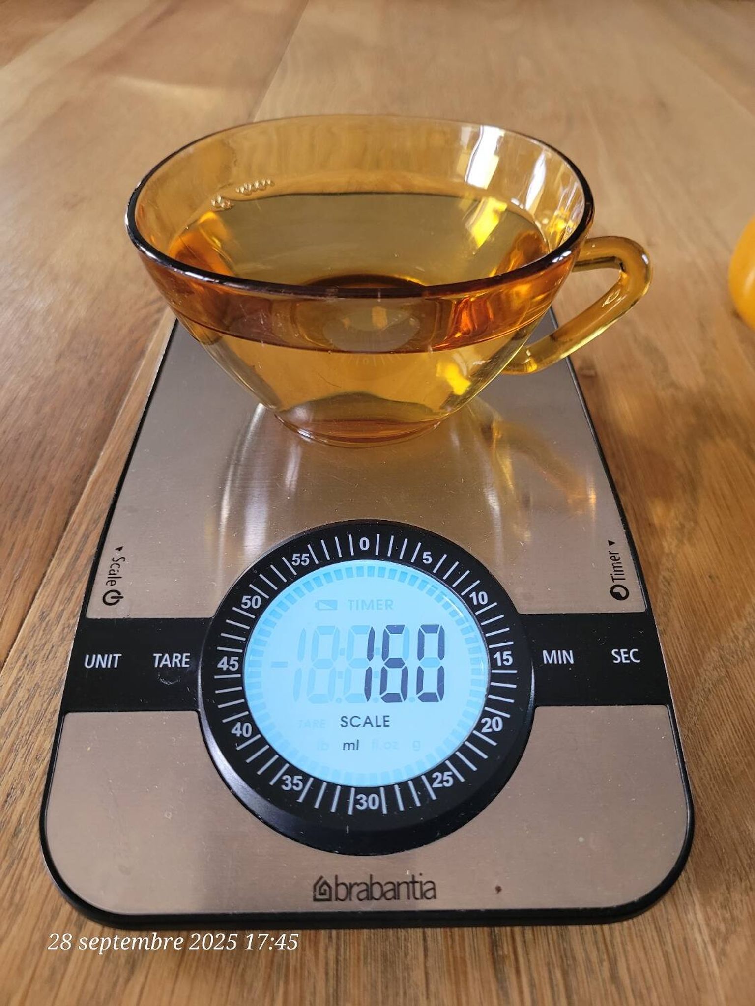 2 tasses à thé en verre ambré  Vereco