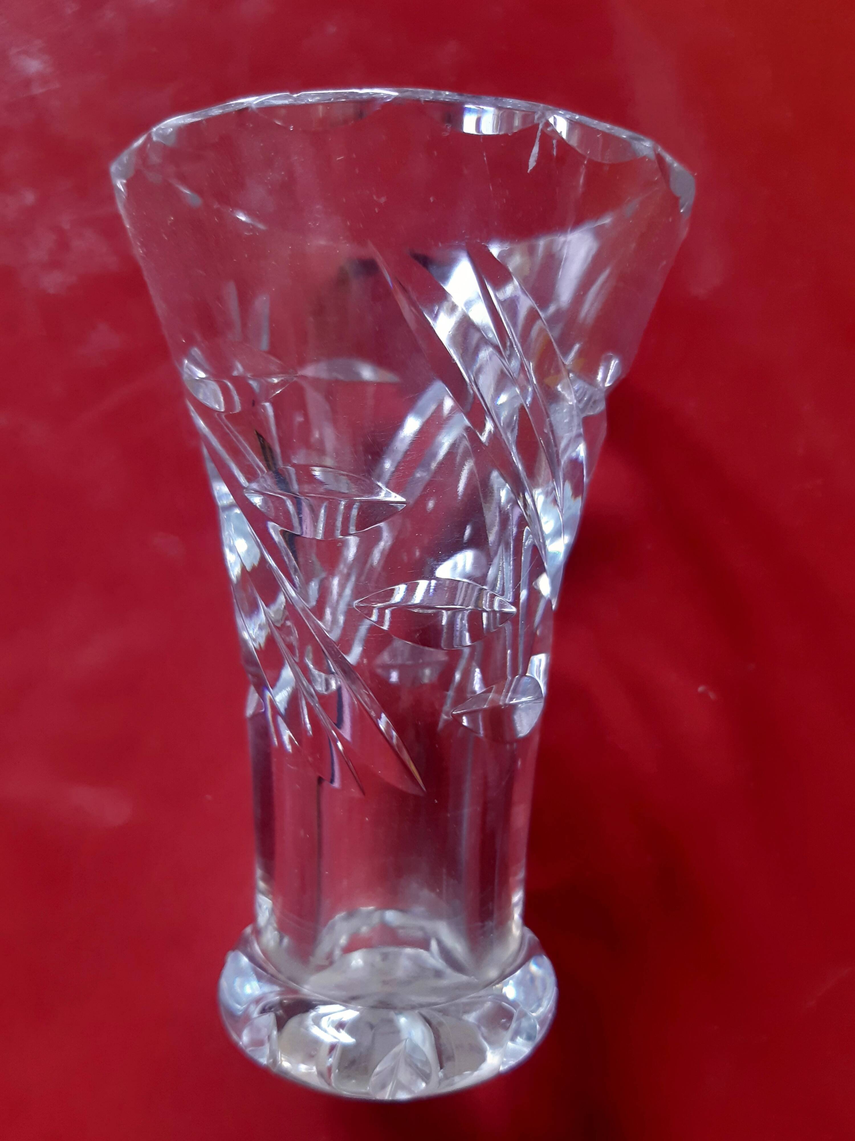 Petit vase en cristal ciselé