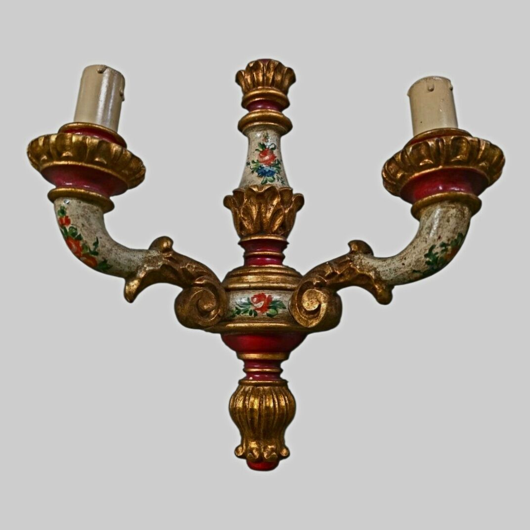 Paire d'appliques Louis XV en bois sculpté et polychrome – XIXe