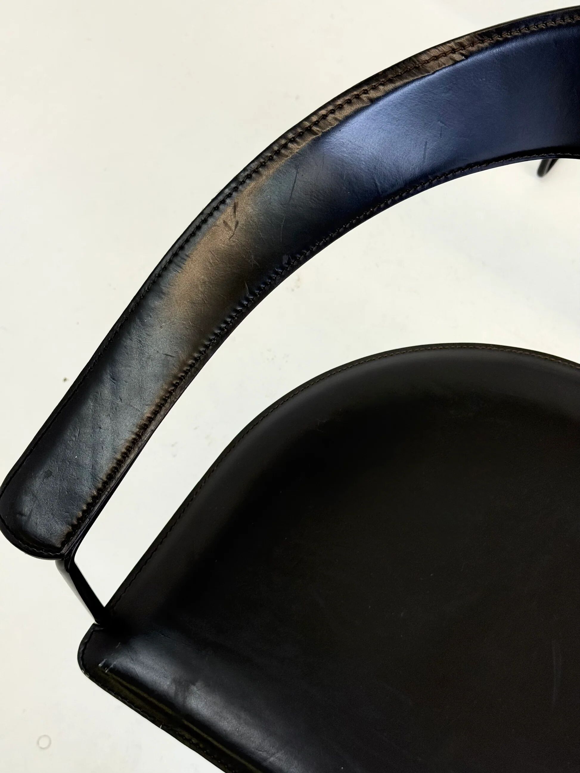 Ensemble de 8 chaises de salle à manger vintage Arrben Ursala en cuir noir.