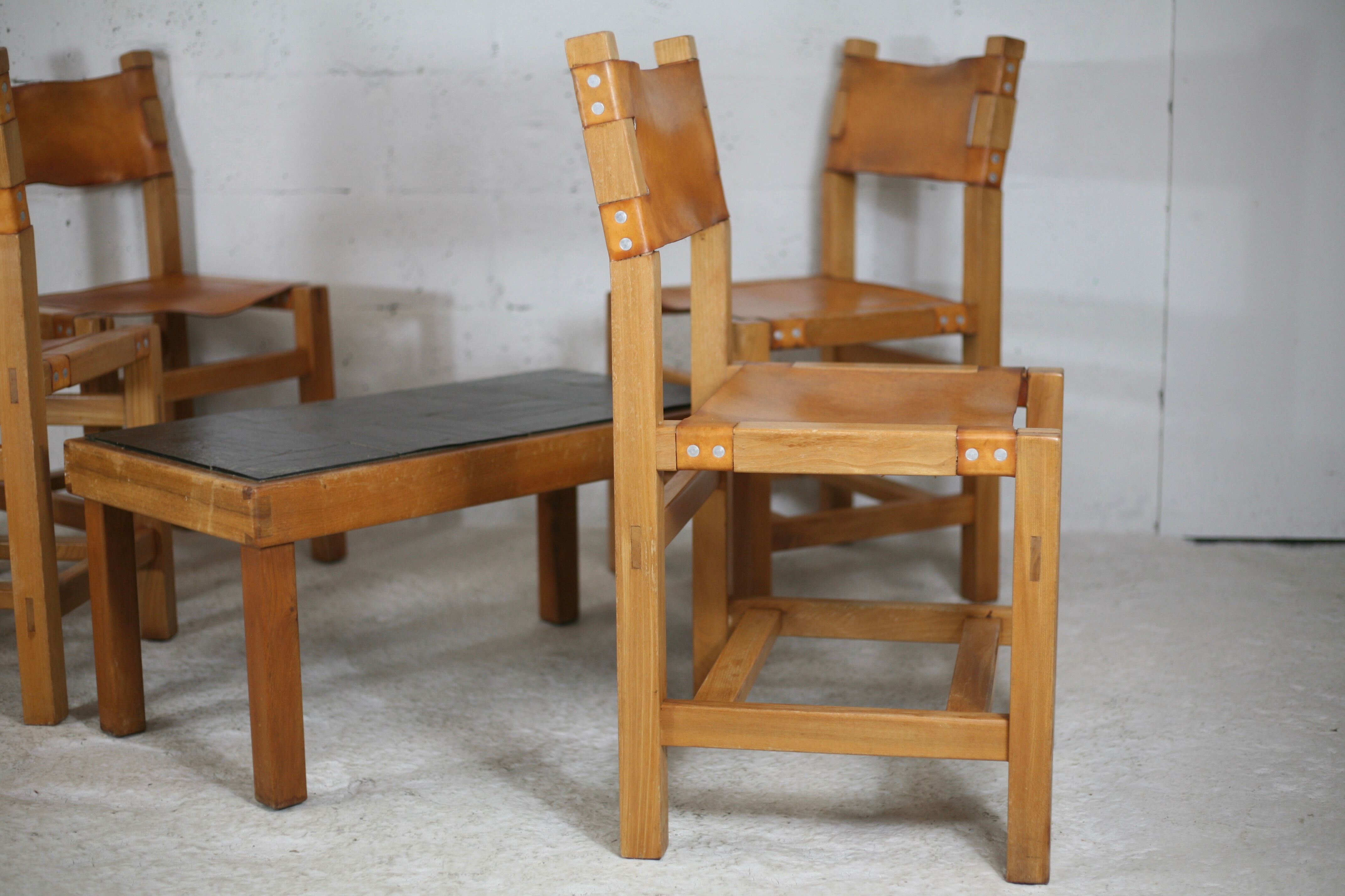 Ensemble de 4 chaises et table basse Maison Regain, France, circa 1970