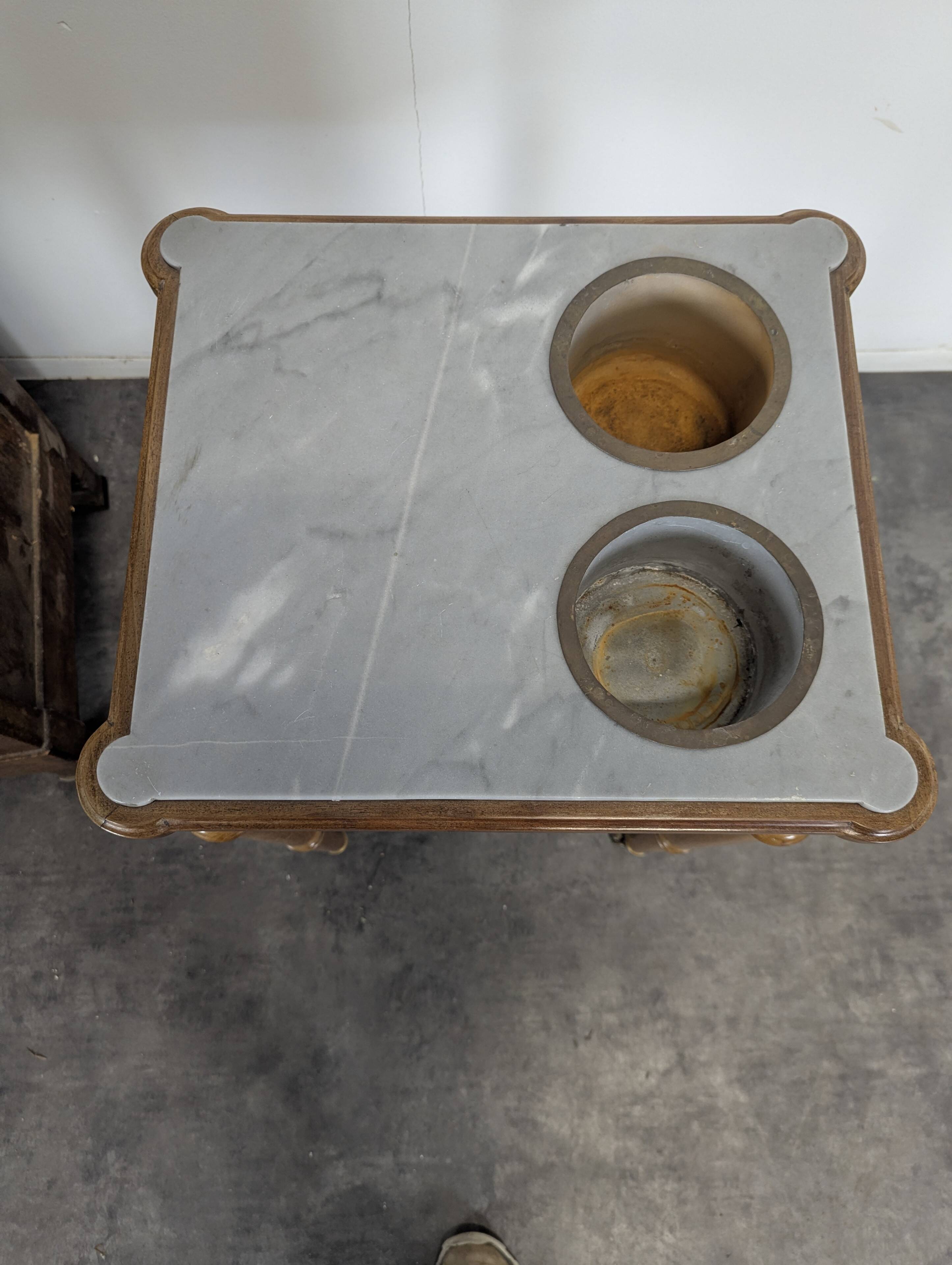 Mahogany refreshment cabinet from the early 19th century.