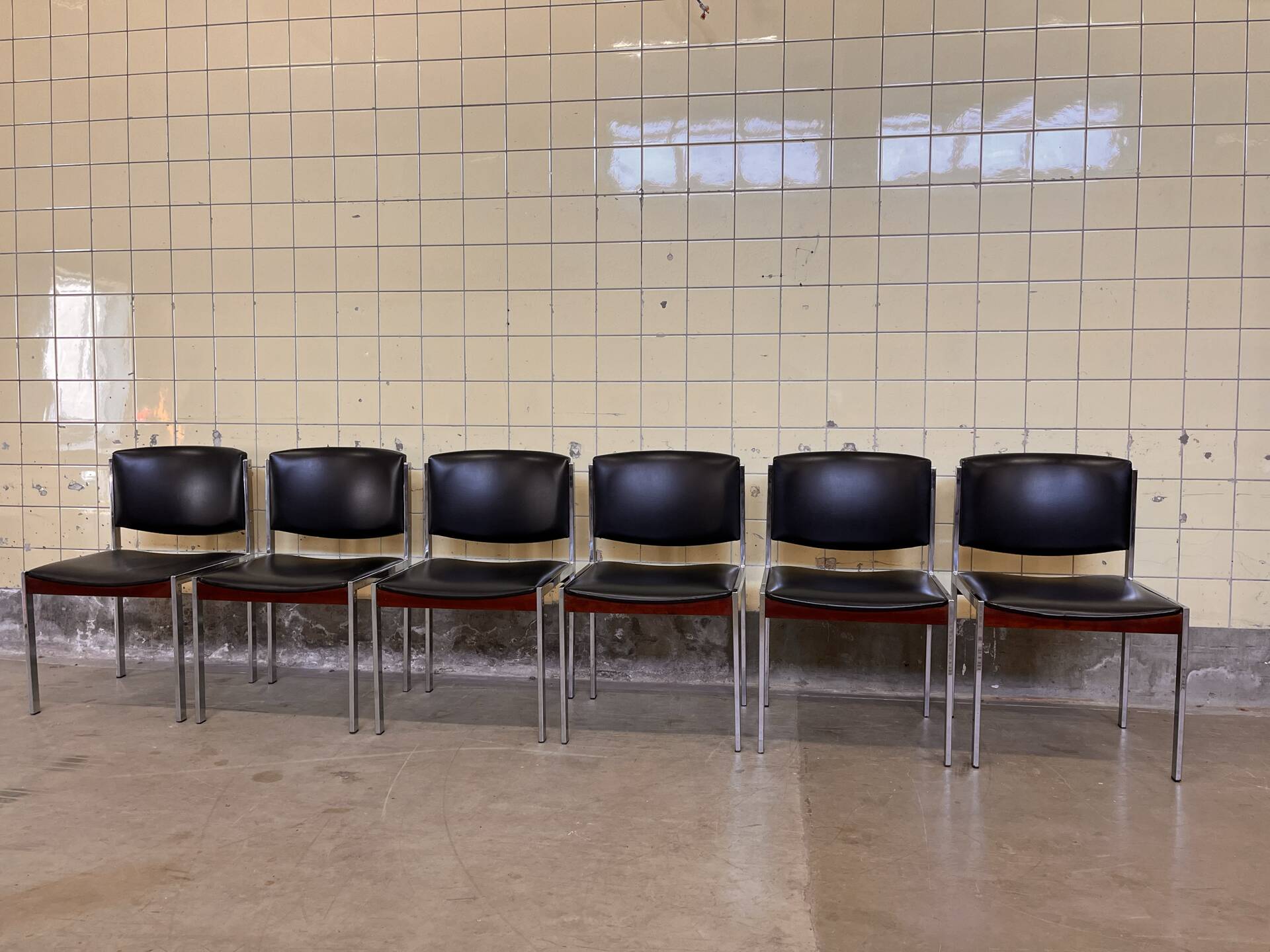 Set of six vintage chairs by Vform