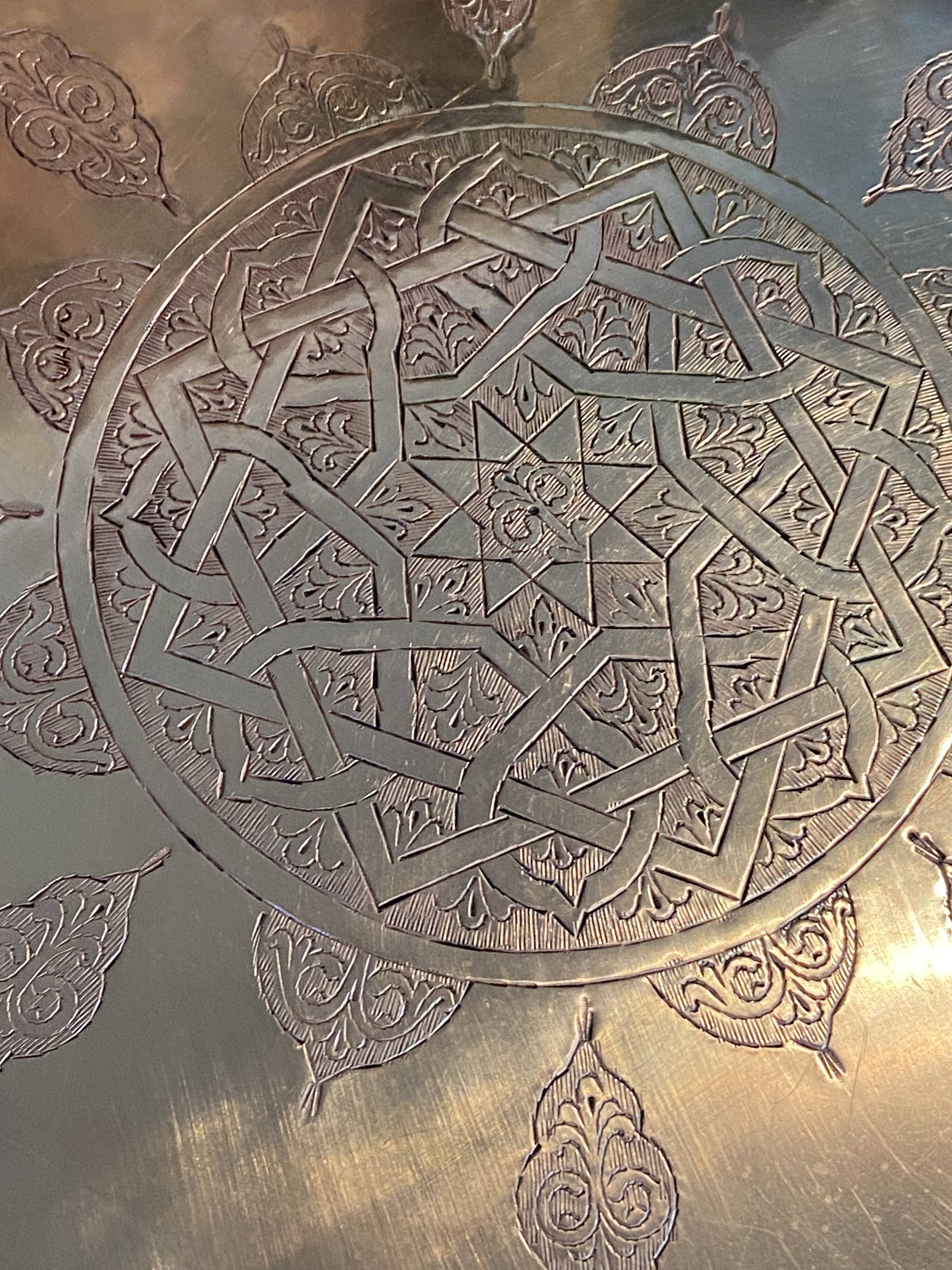 Very large coffee table with bronze top and chiseled decor, 100 cm