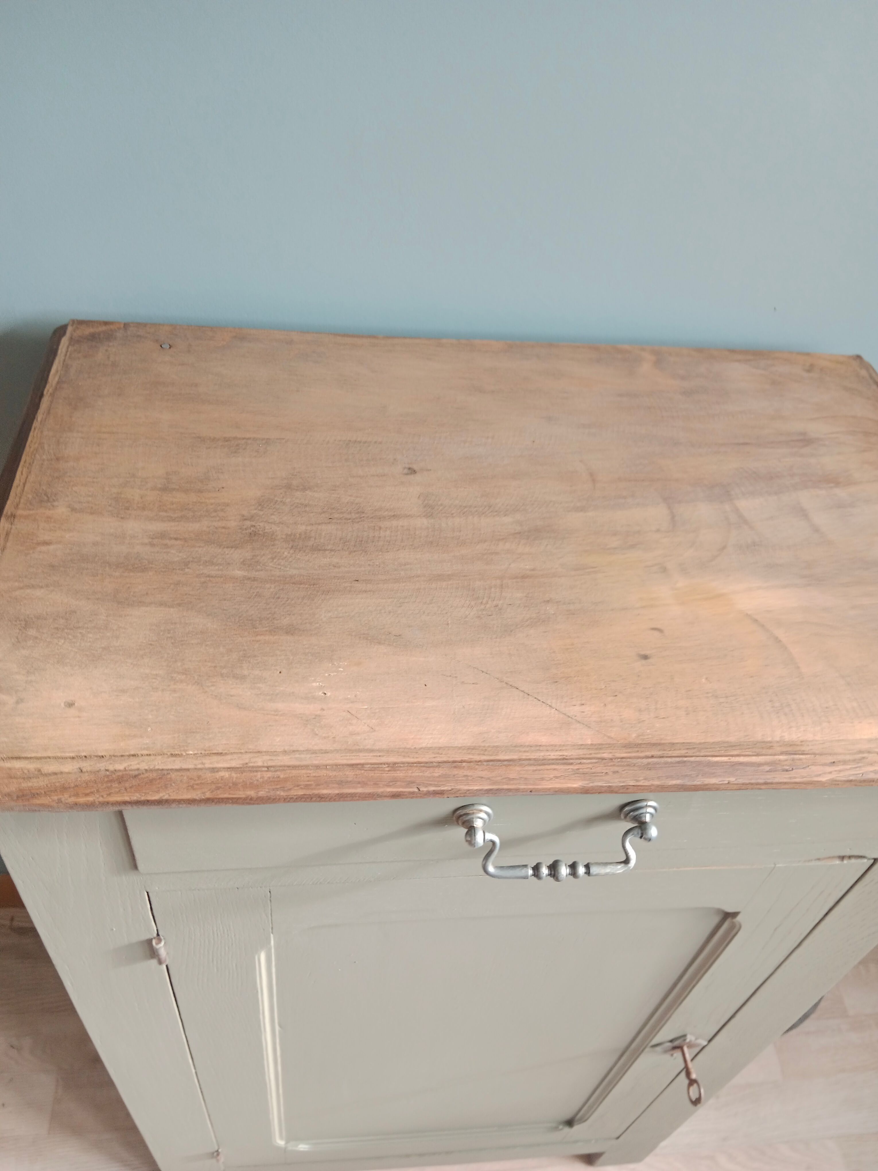 Parisian chest green of gray