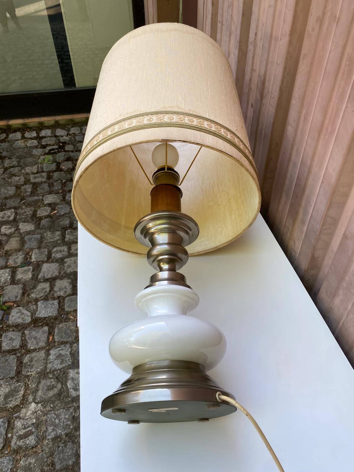 Vintage lamp in gold metal and white opal from the 1970s.