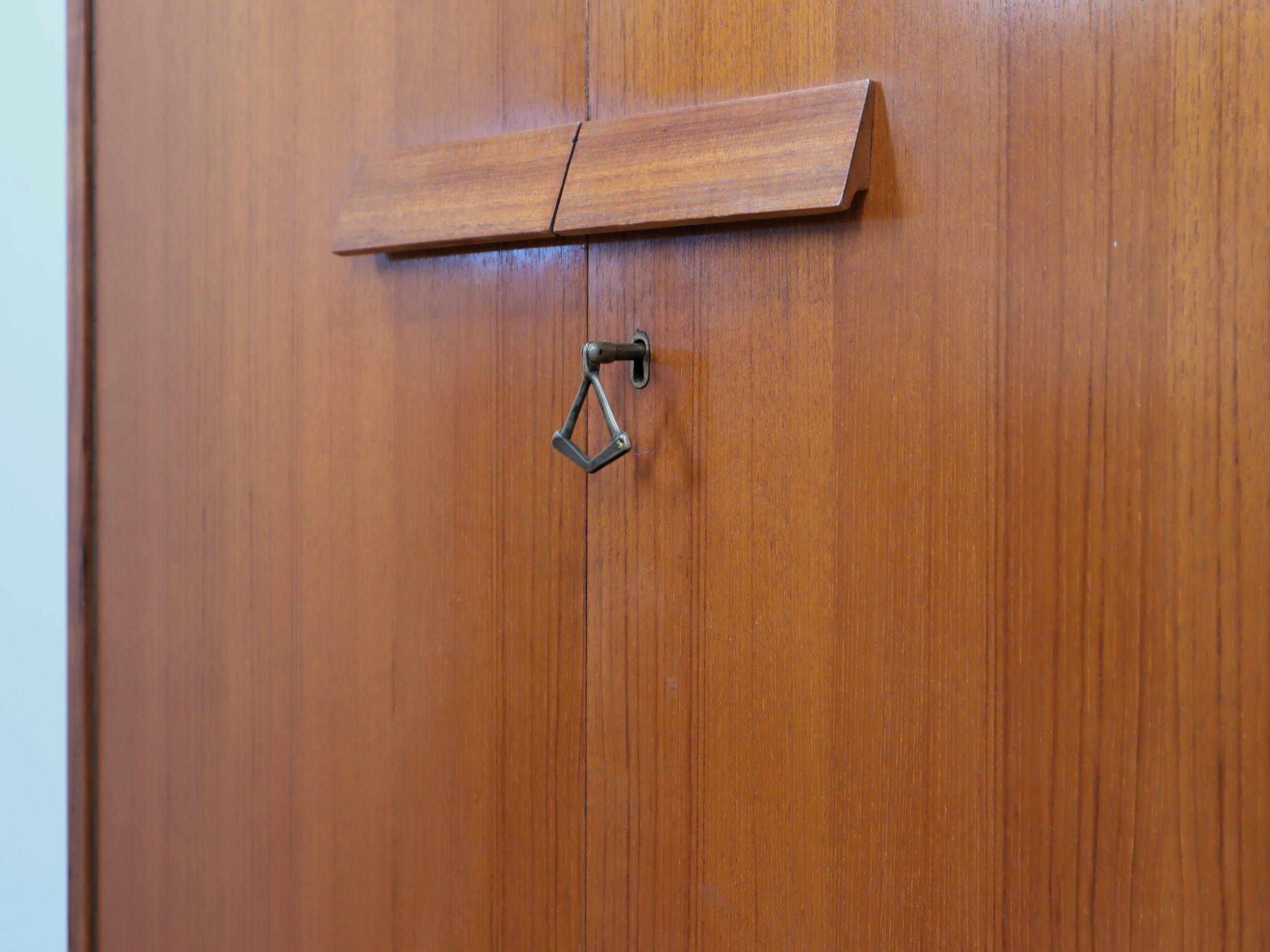 Armoire en teck, Italie, années 1960