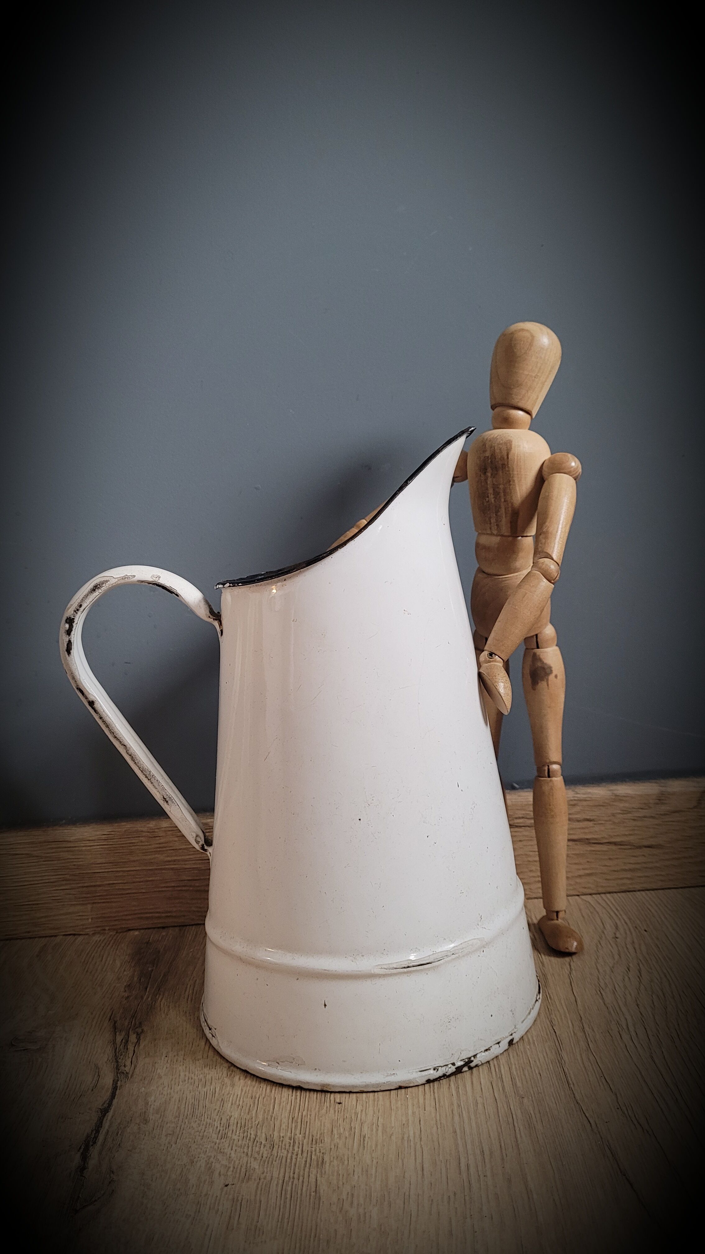 White enamelled broc P