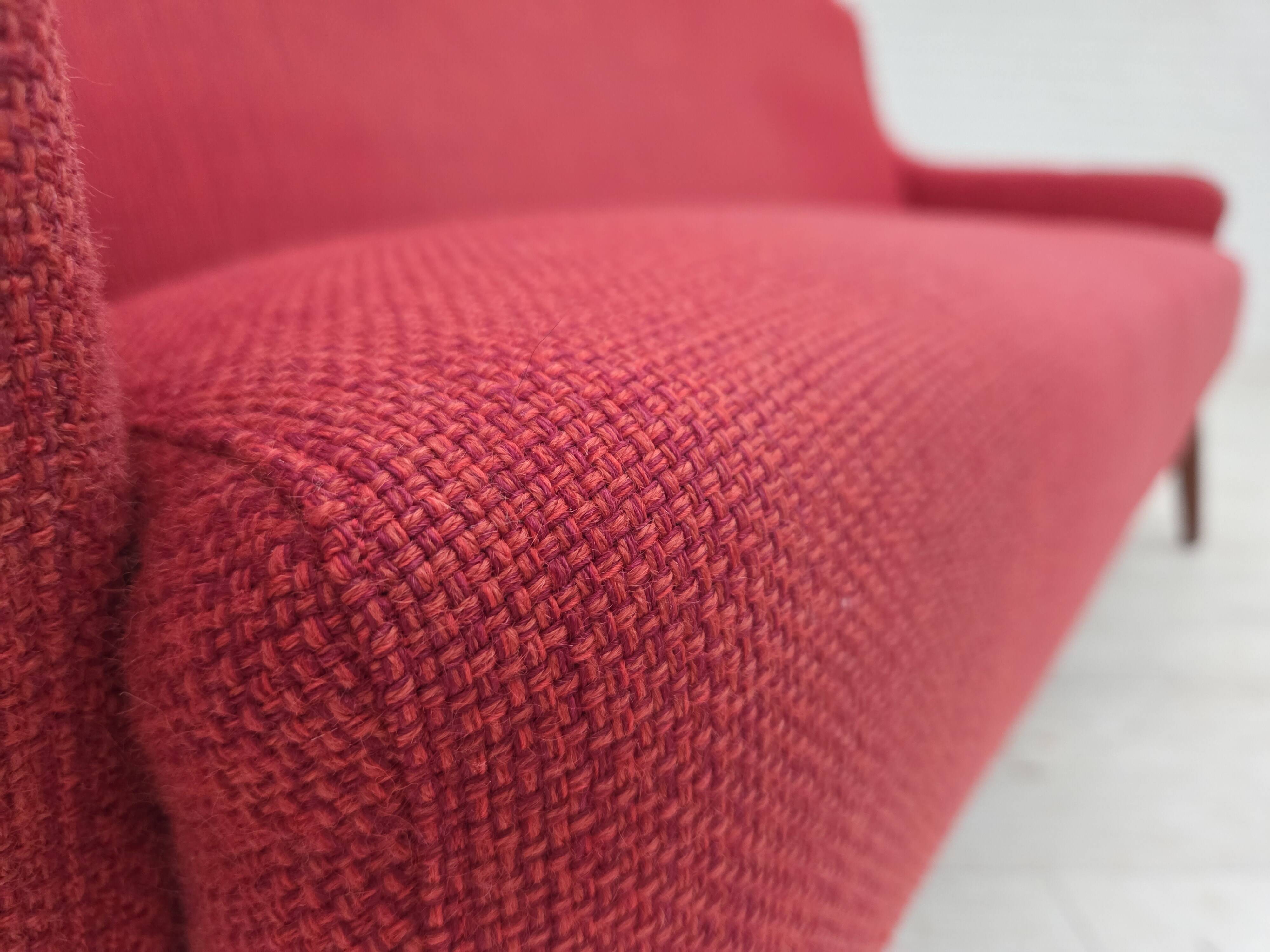 Canapé 2 places danois des années 1970, tissu d'ameublement, bois de teck.