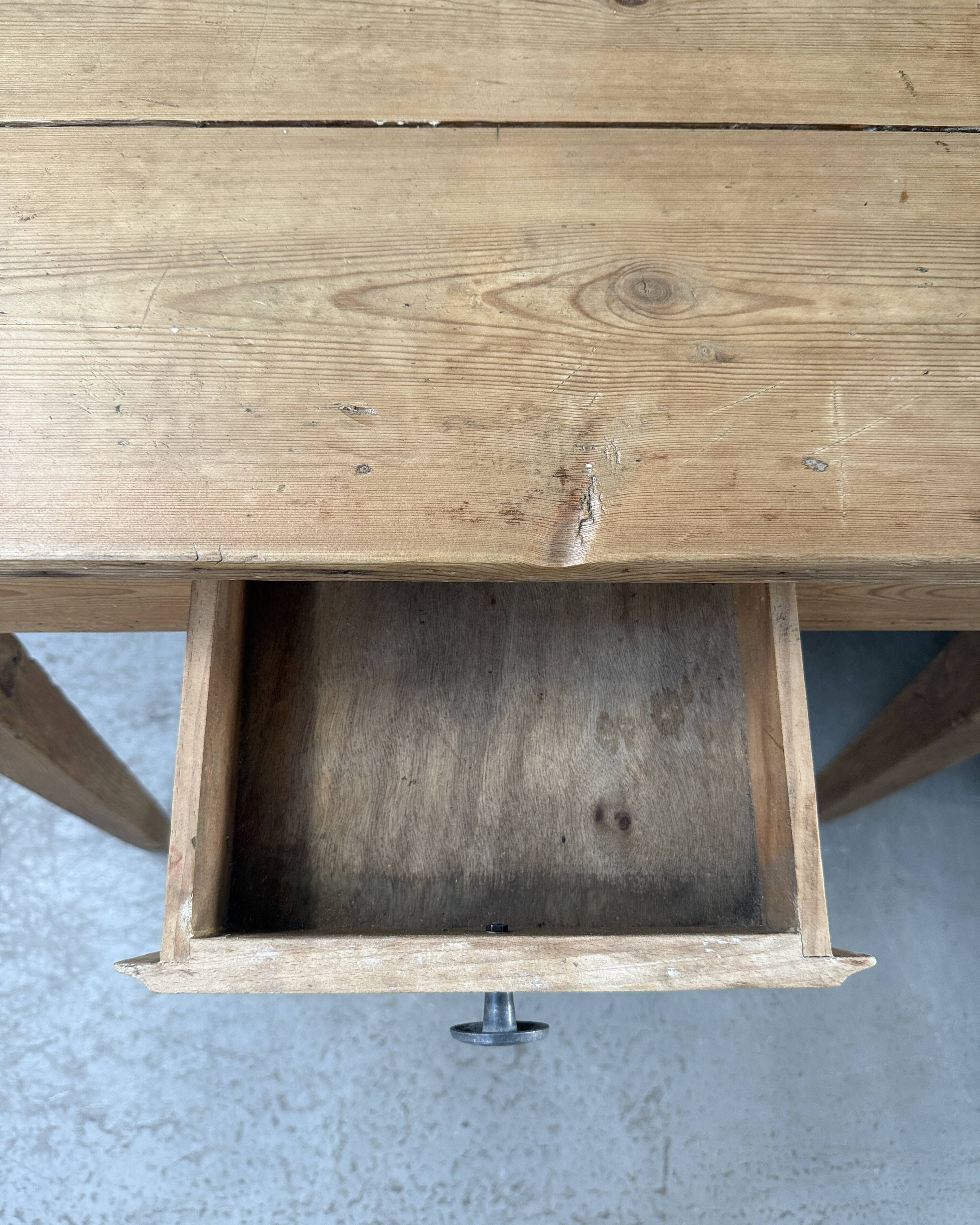 Petit bureau vintage en chêne et pin massif (rénové)
