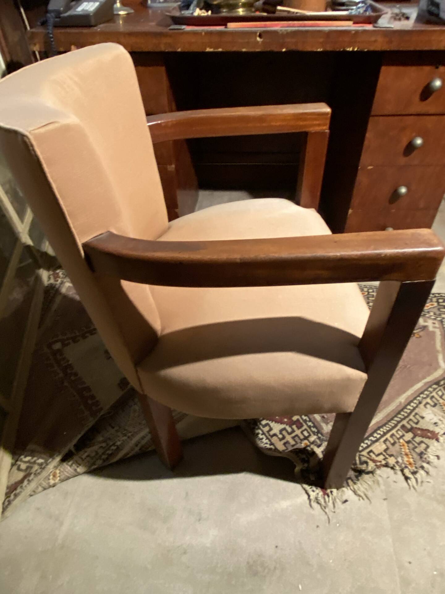 Fauteuil vintage avec structure et accoudoirs en bois