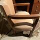 Fauteuil vintage avec structure et accoudoirs en bois