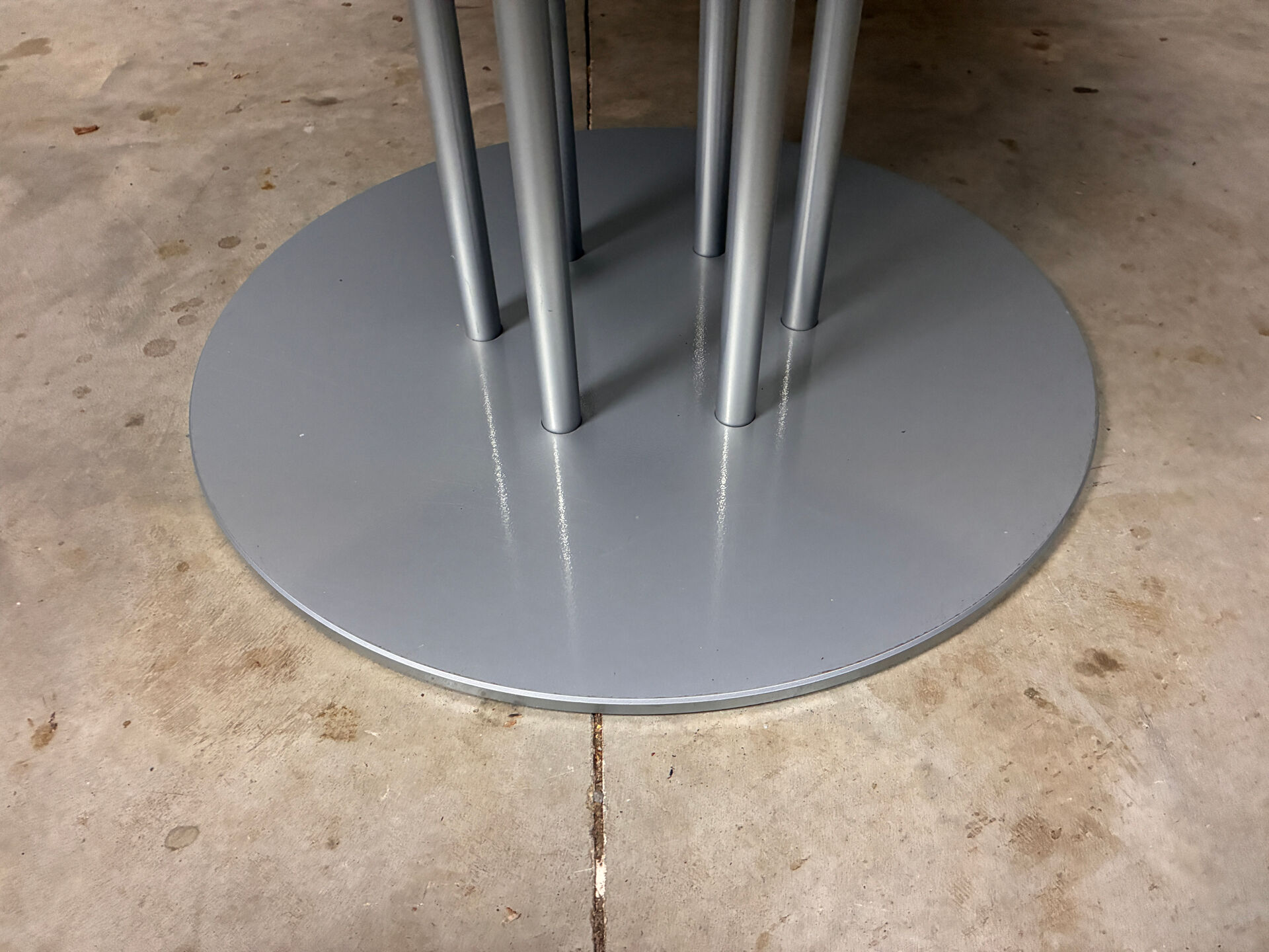 Thonet s1047 round dining table