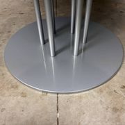 Round dining table Thonet s1047