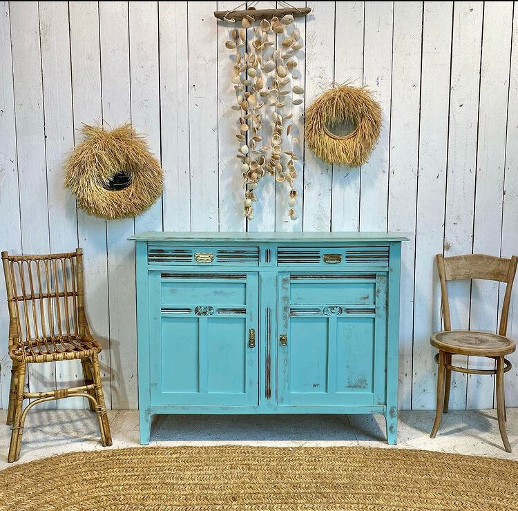 Parisian calypso buffet, patinated blue of the sea