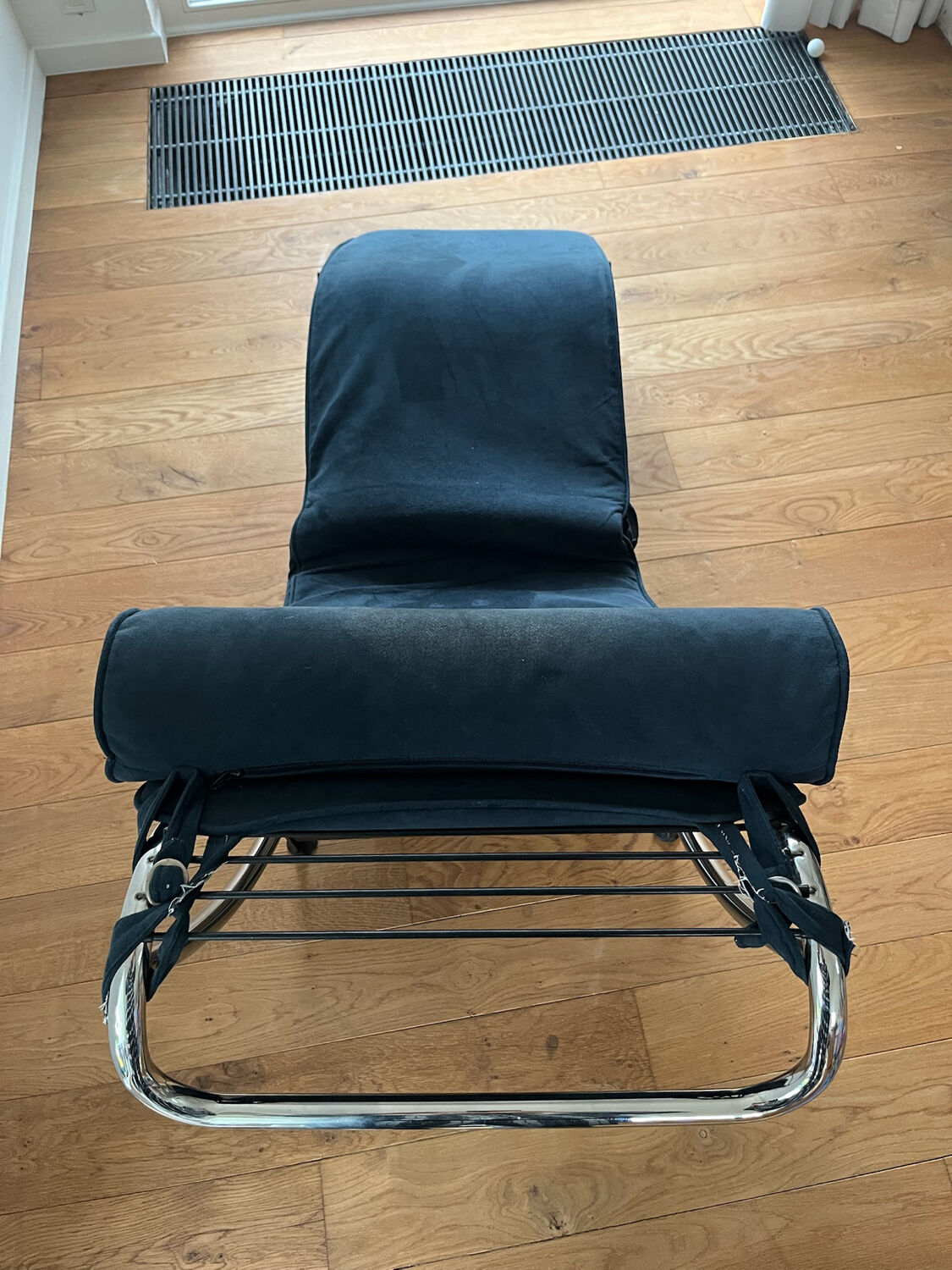 Chaise longue LC4 style Le Corbusier – suède bleu – piètement chromé