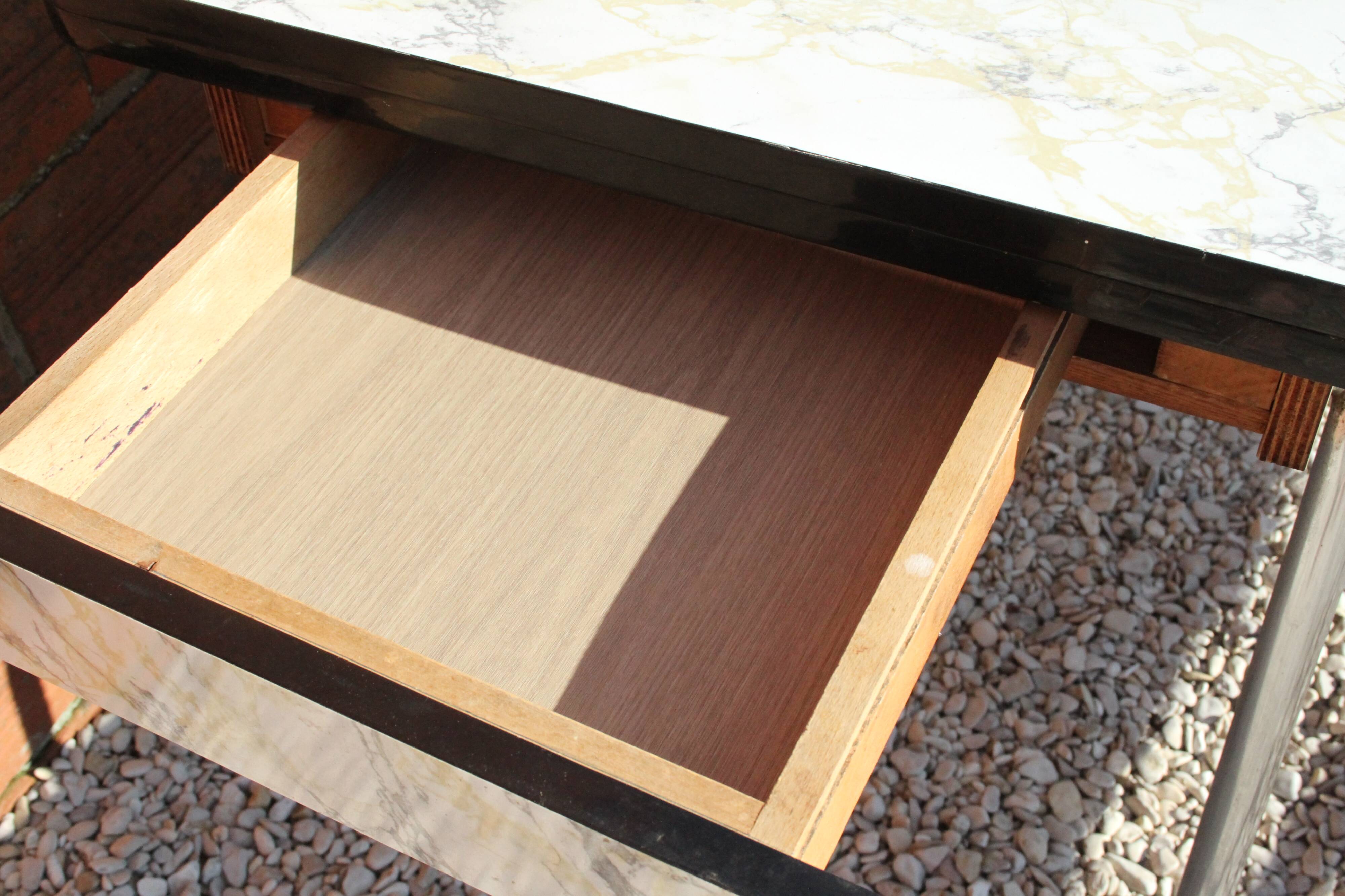 Table formica marble