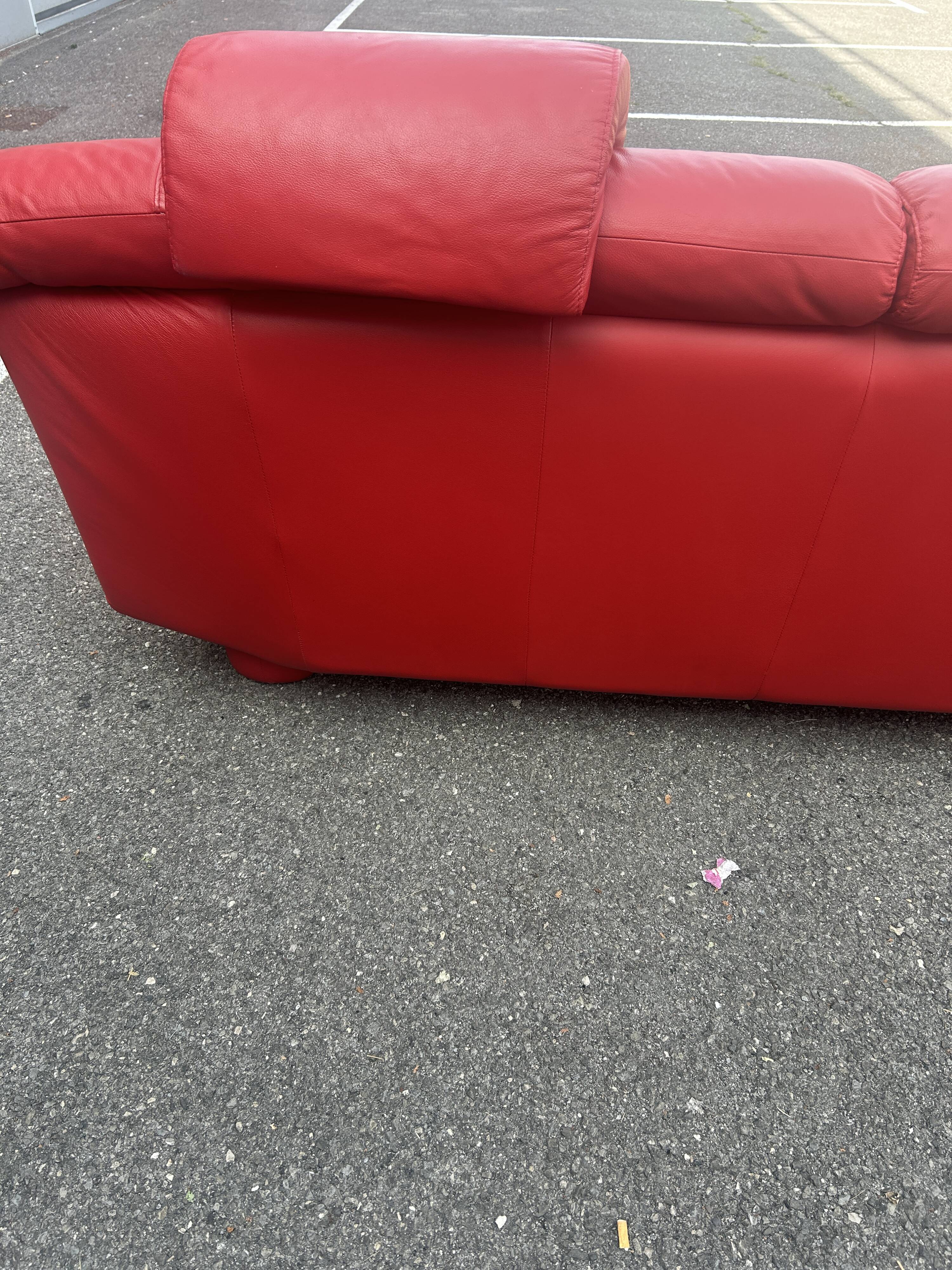 Three-seater red full-grain leather sofa – Vintage Italian design from the years.