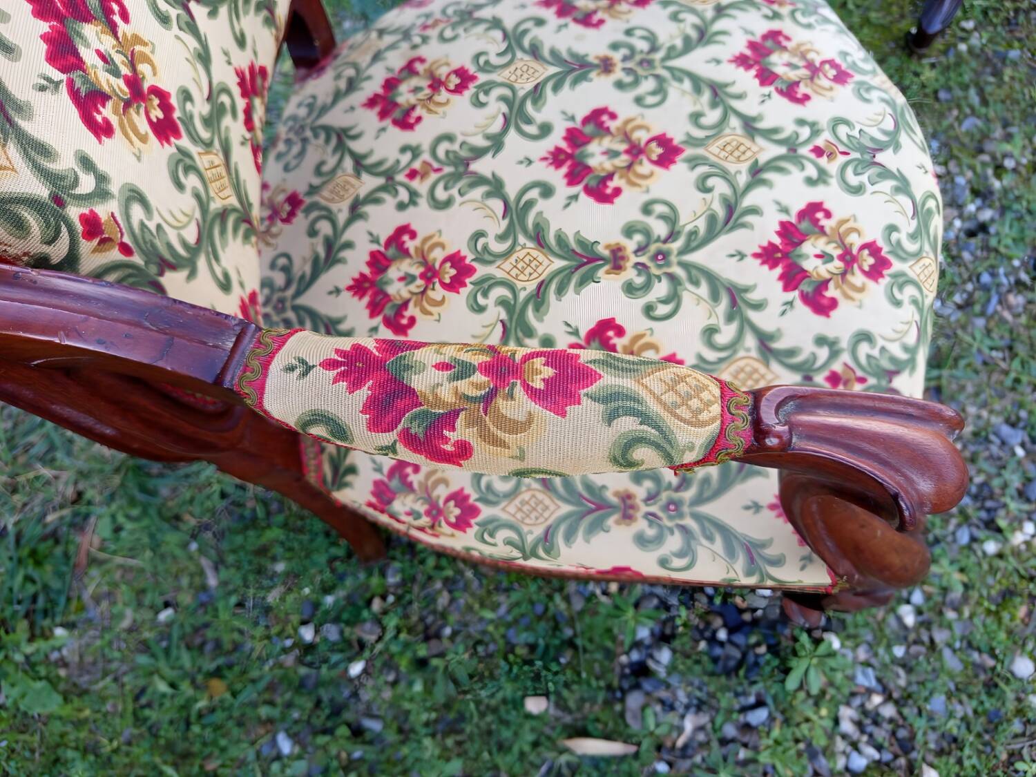 Deux fauteuils anciens style Louis XV + table guéridon en marbre