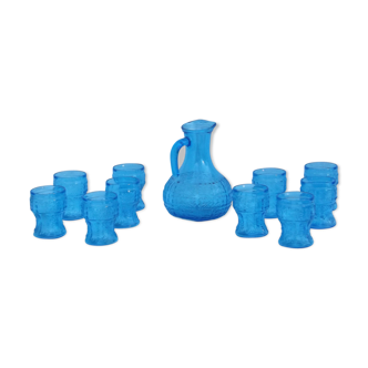 Ensemble pichet et 10 gobelets de verre bleu avec motifs floraux