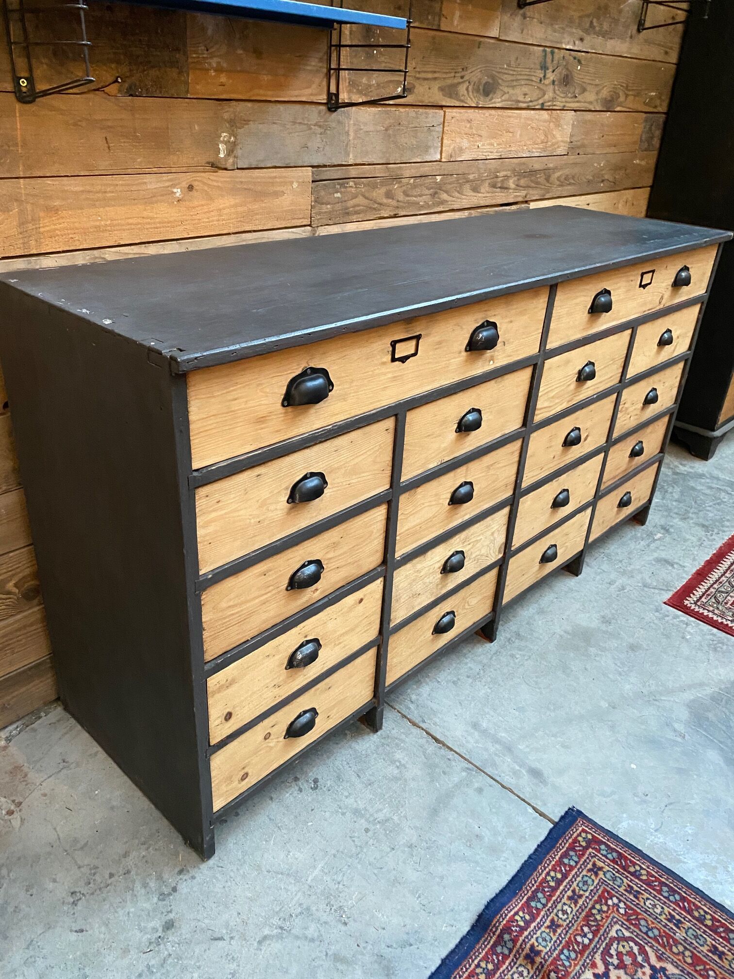 Trade cabinet with drawers