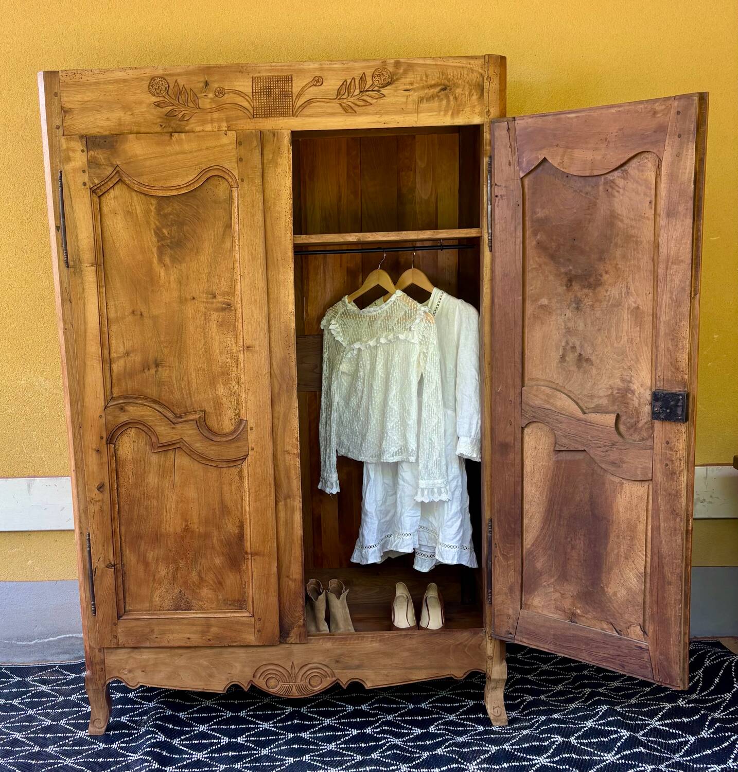 Armoire ancienne française en noyer massif – style Louis XV, fin XIXe siècle