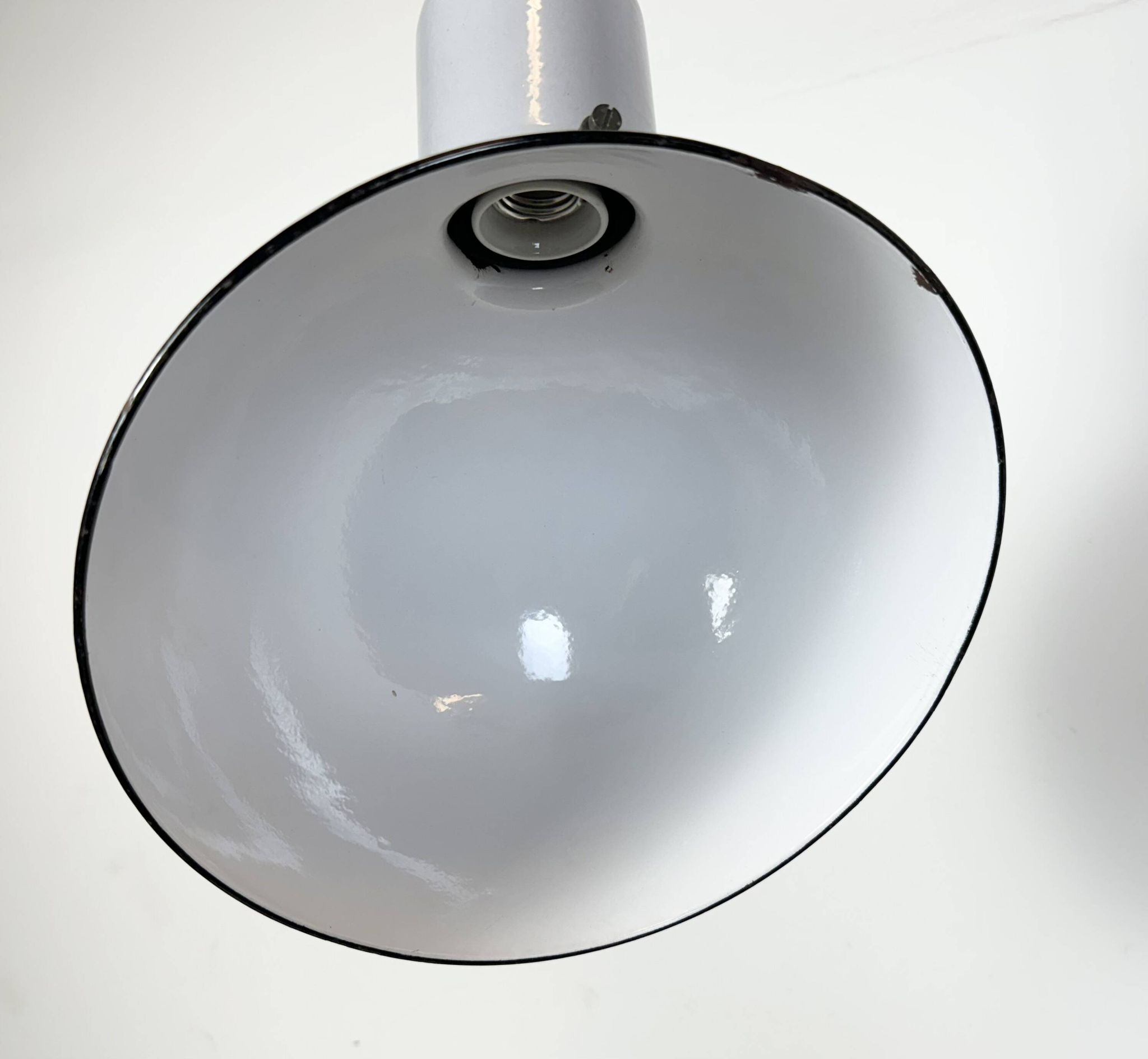 Lampe à suspension industrielle en émail gris, années 1960