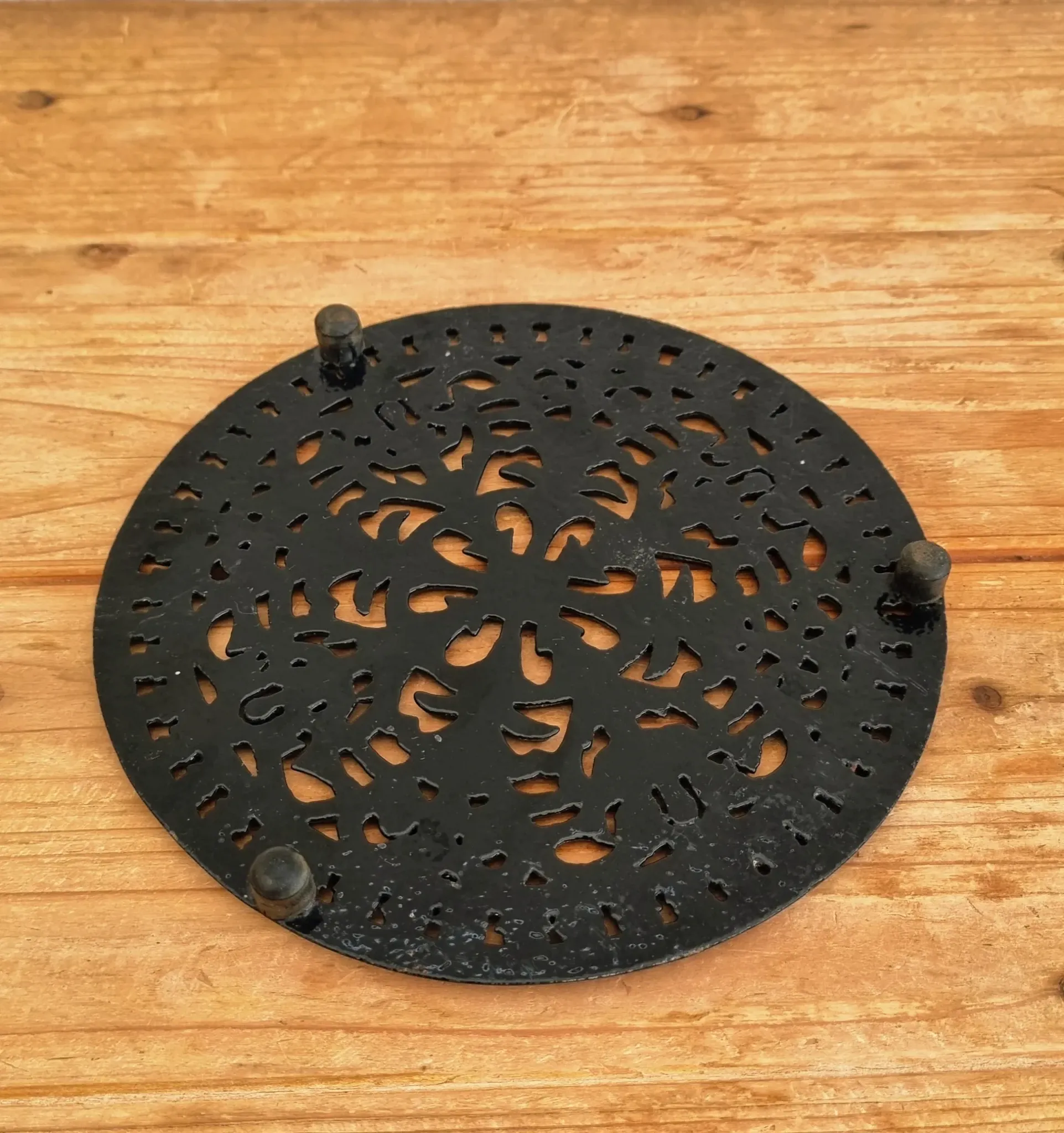 Black cast iron trivet in a chic country style.