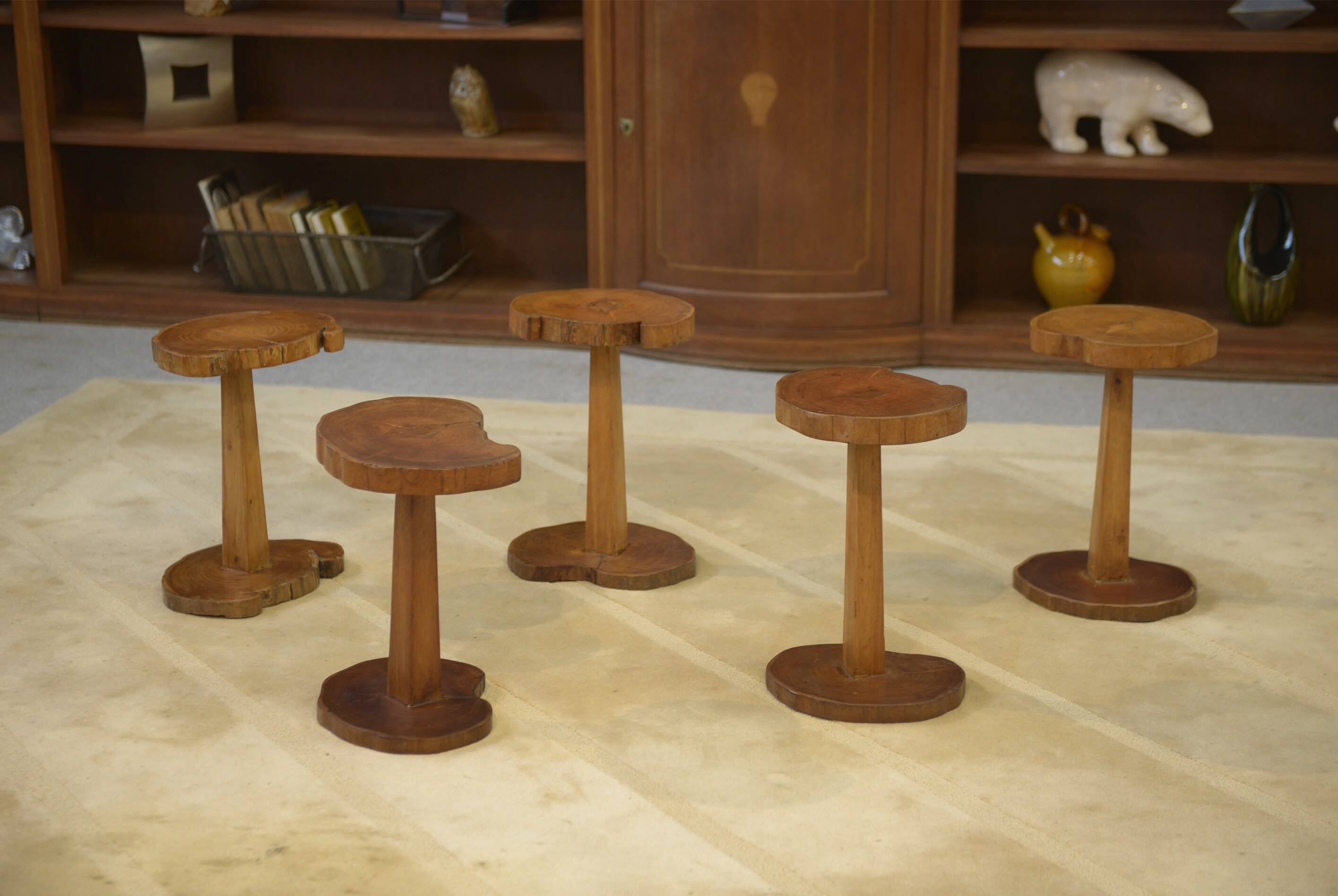 Ensemble de 5 tables d’appoint brutalistes en palissandre 1960’s