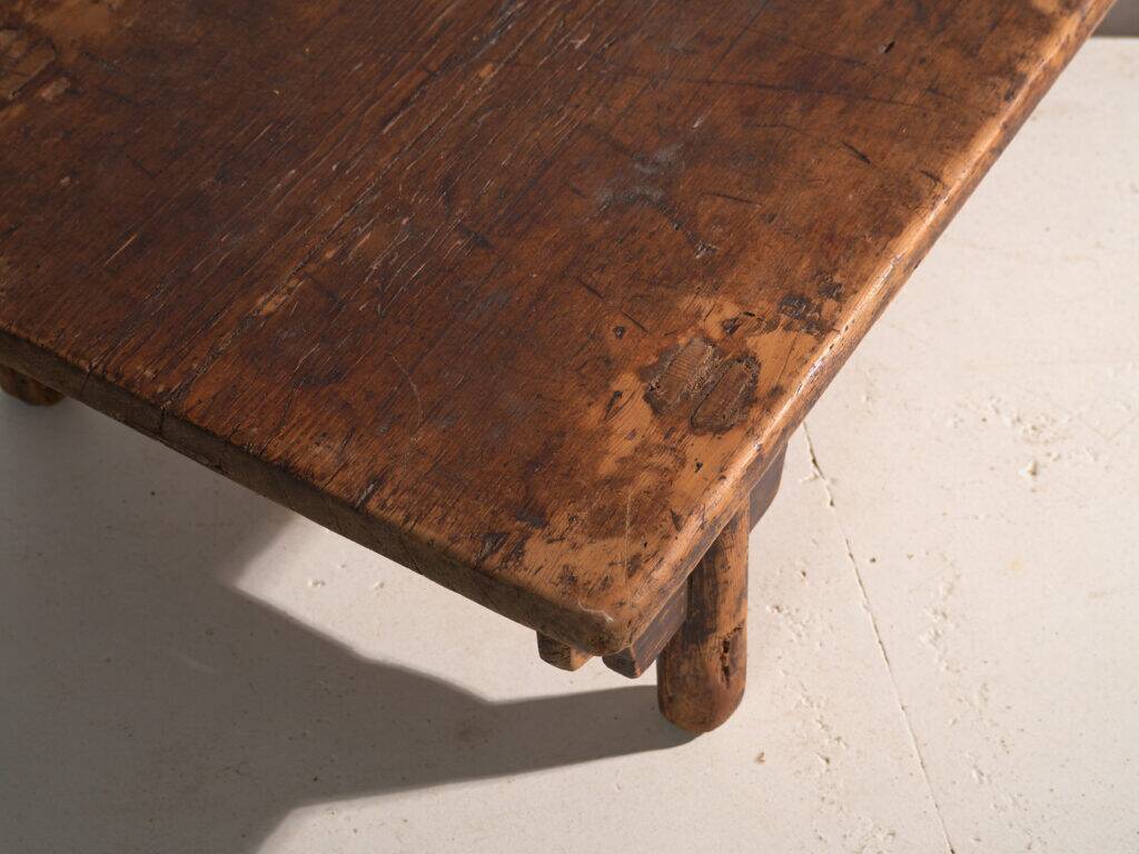 Table basse kang ancienne en bois d’orme – Chine, vers 1900