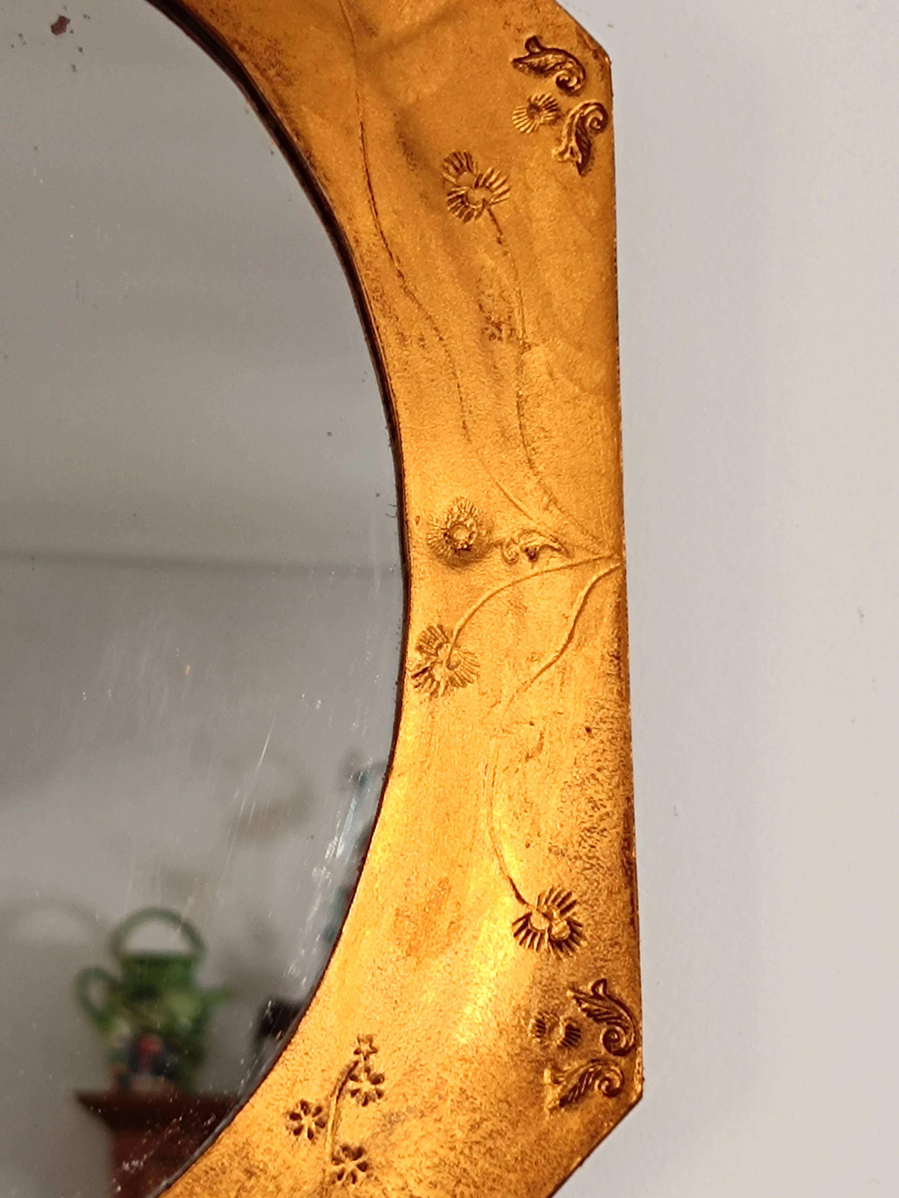 Small octagonal mirror in gold leather